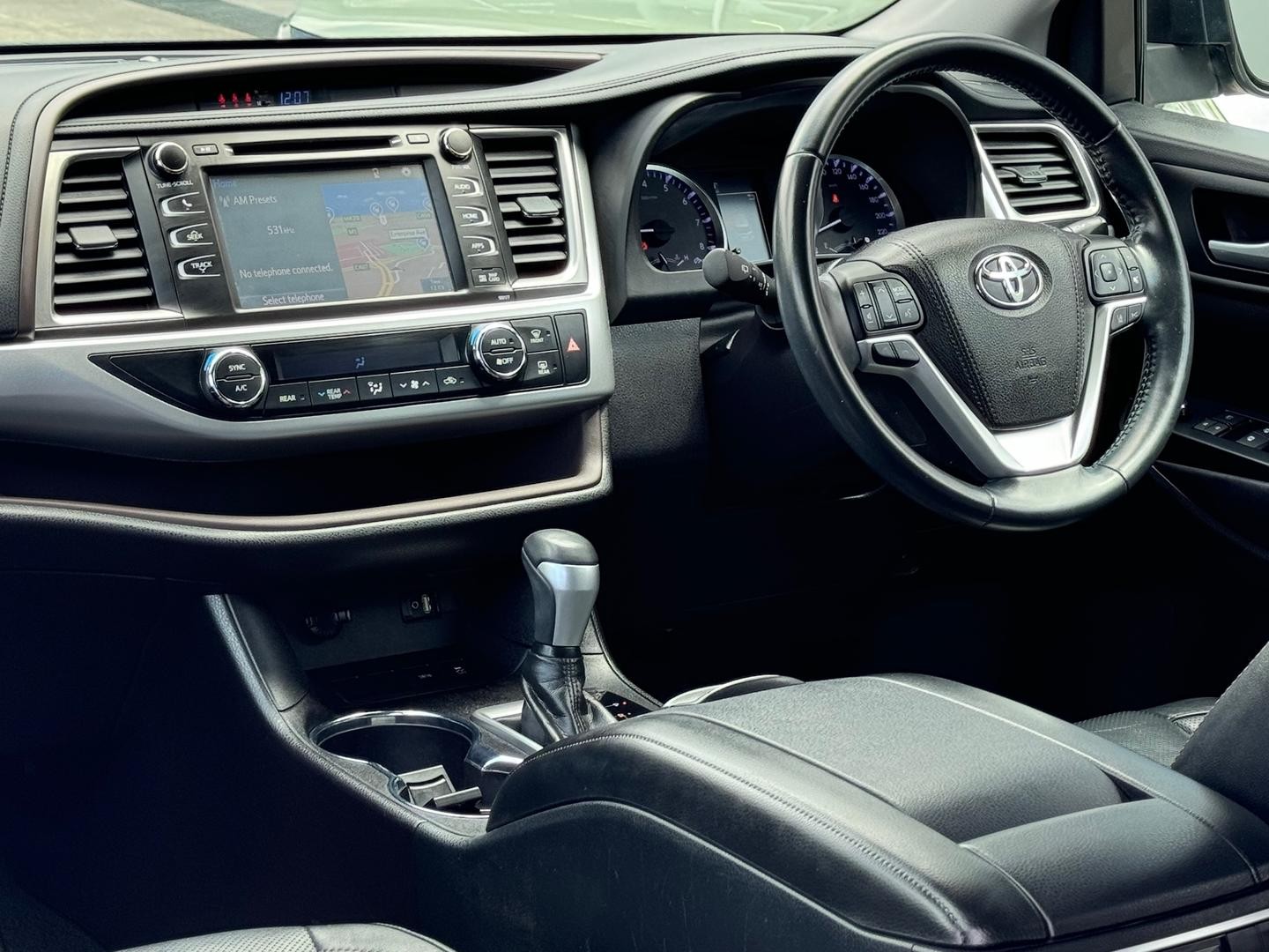 Toyota Kluger image 2