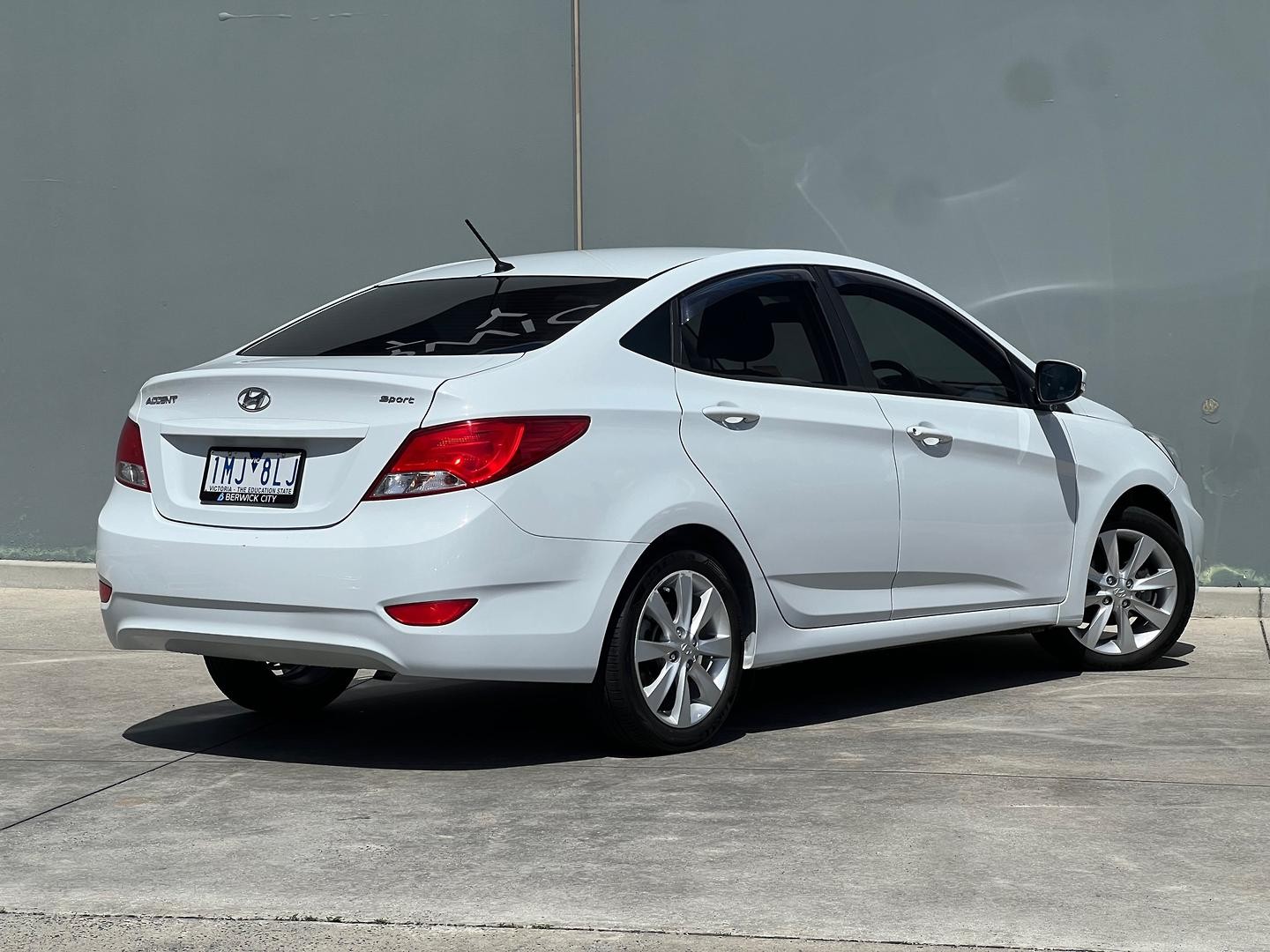 Hyundai Accent image 2