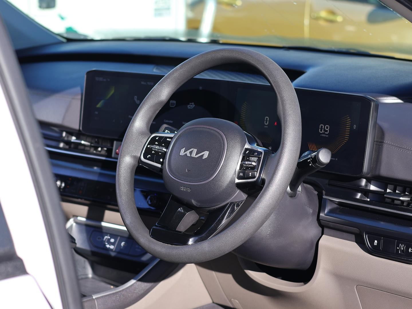 Kia Carnival image 2