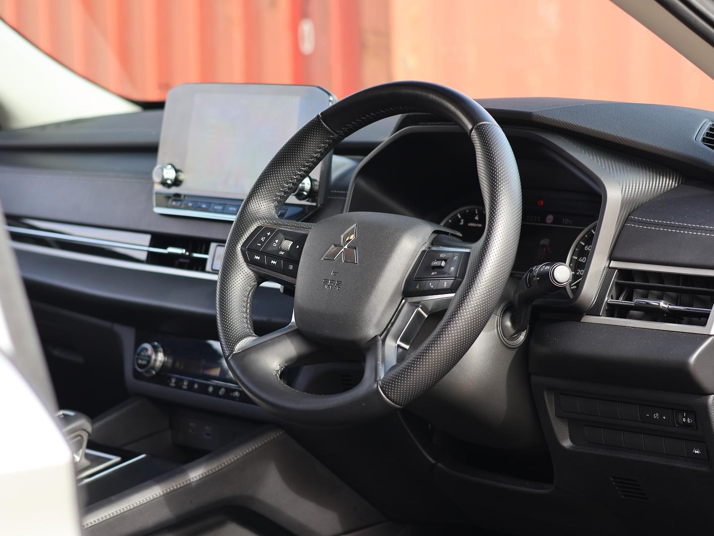 Mitsubishi Outlander image 2