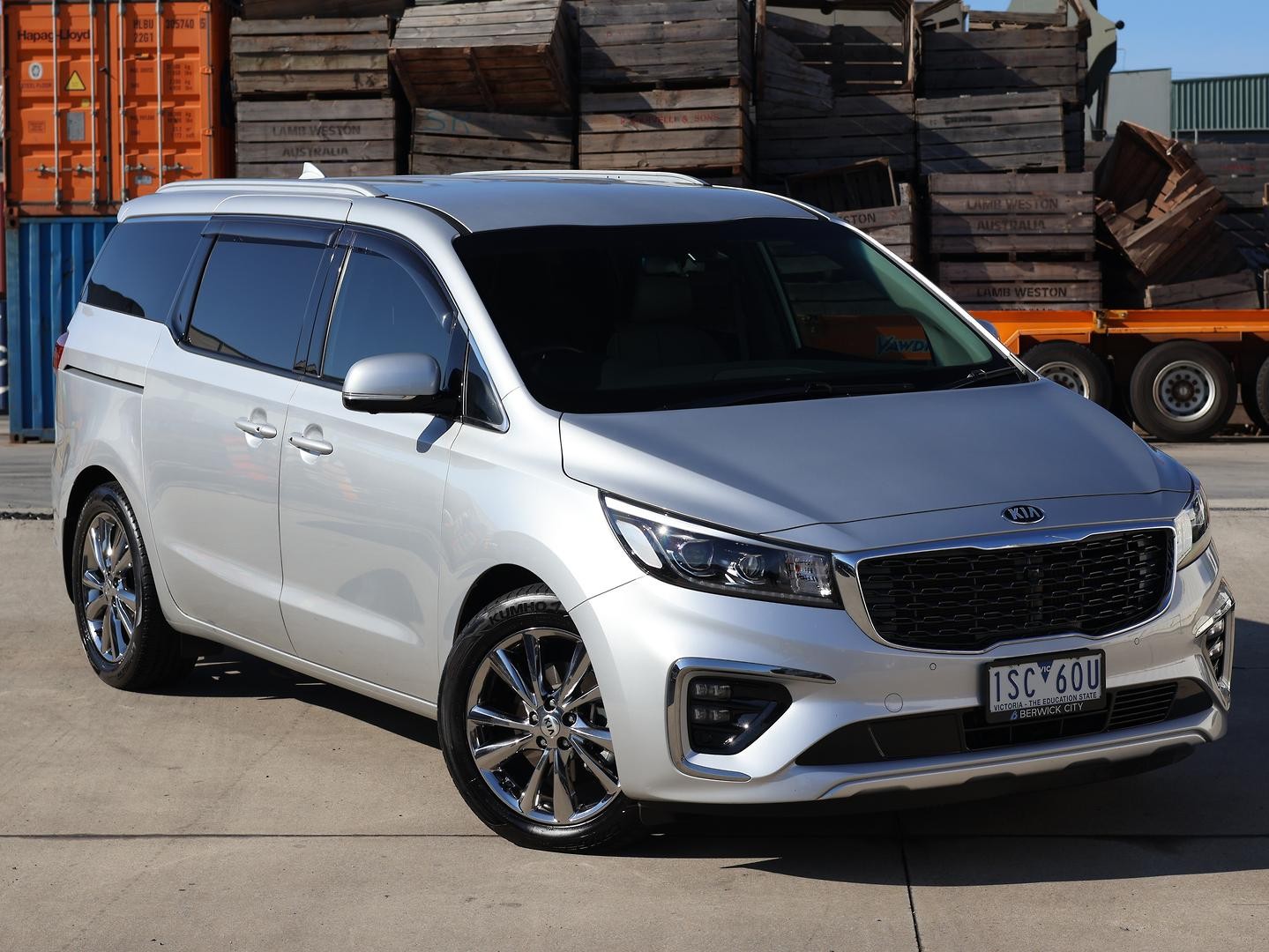 Kia Carnival image 1