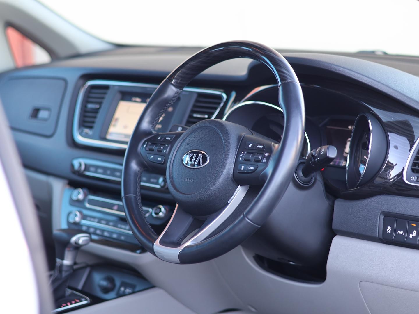 Kia Carnival image 2