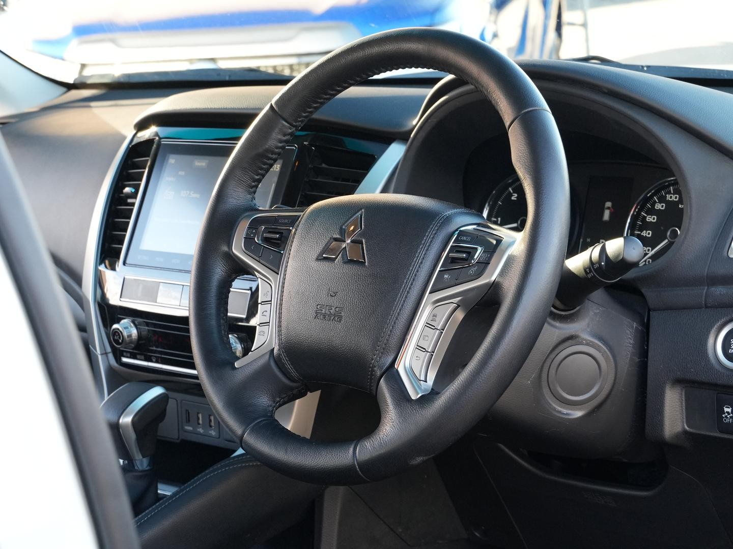 Mitsubishi Pajero Sport image 2