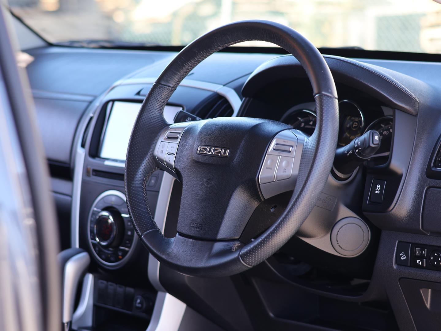 Isuzu Mu-x image 2