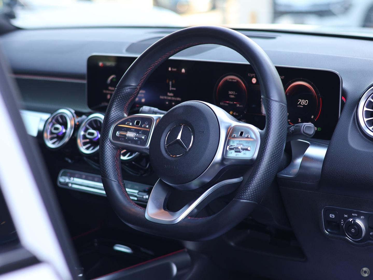 Mercedes Benz Glb-class image 2