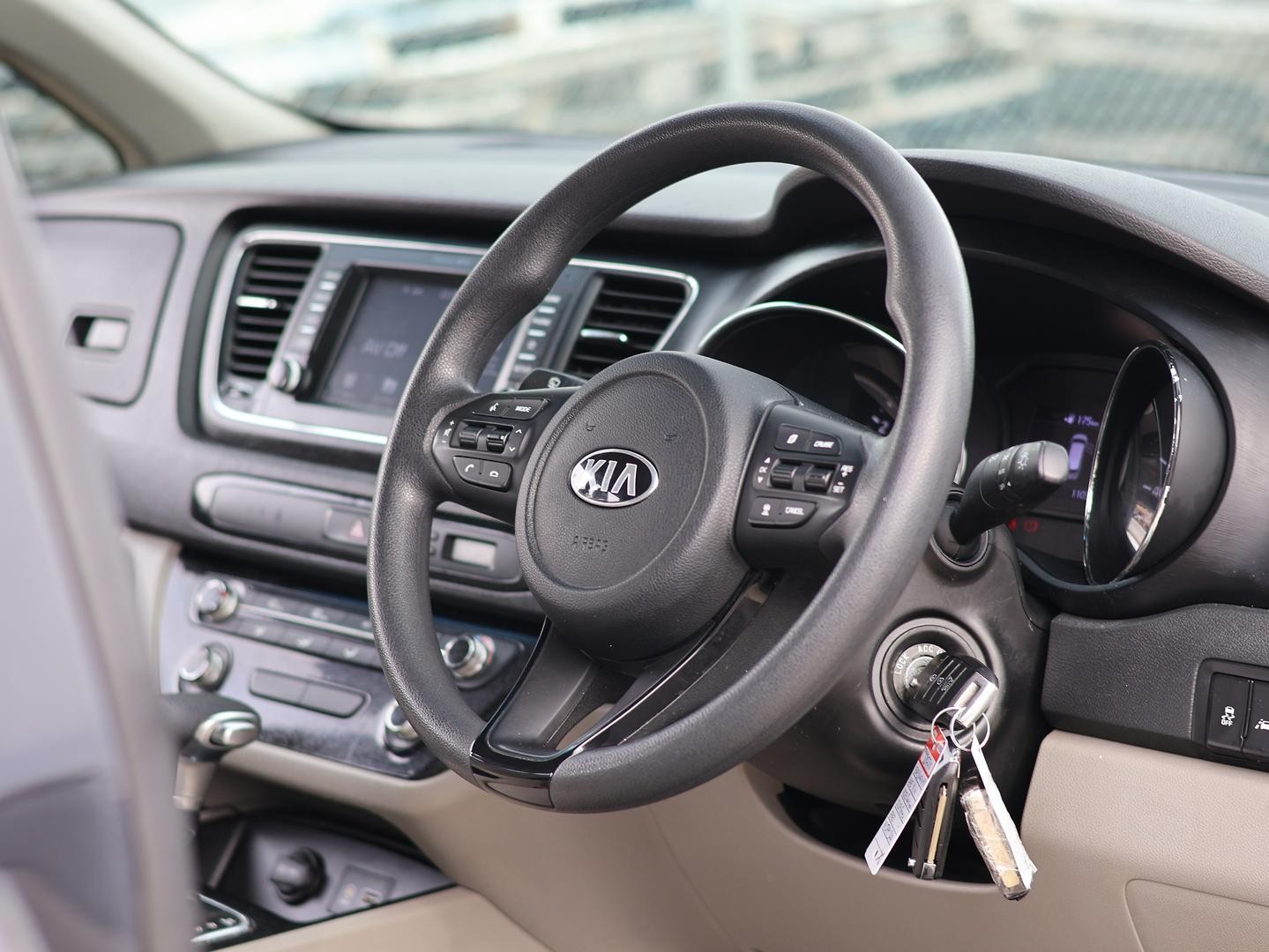 Kia Carnival image 2