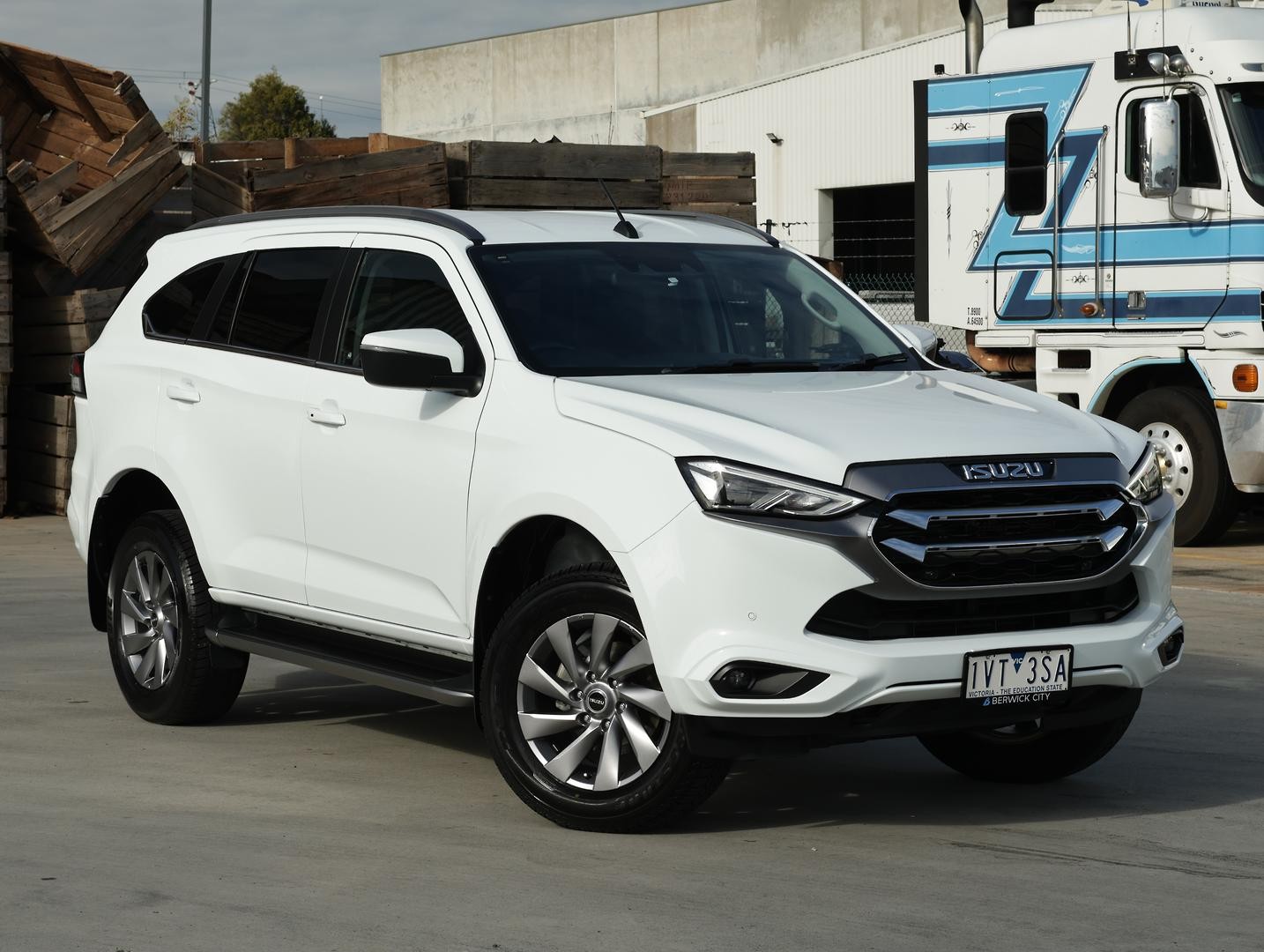 Isuzu Mu-x image 1