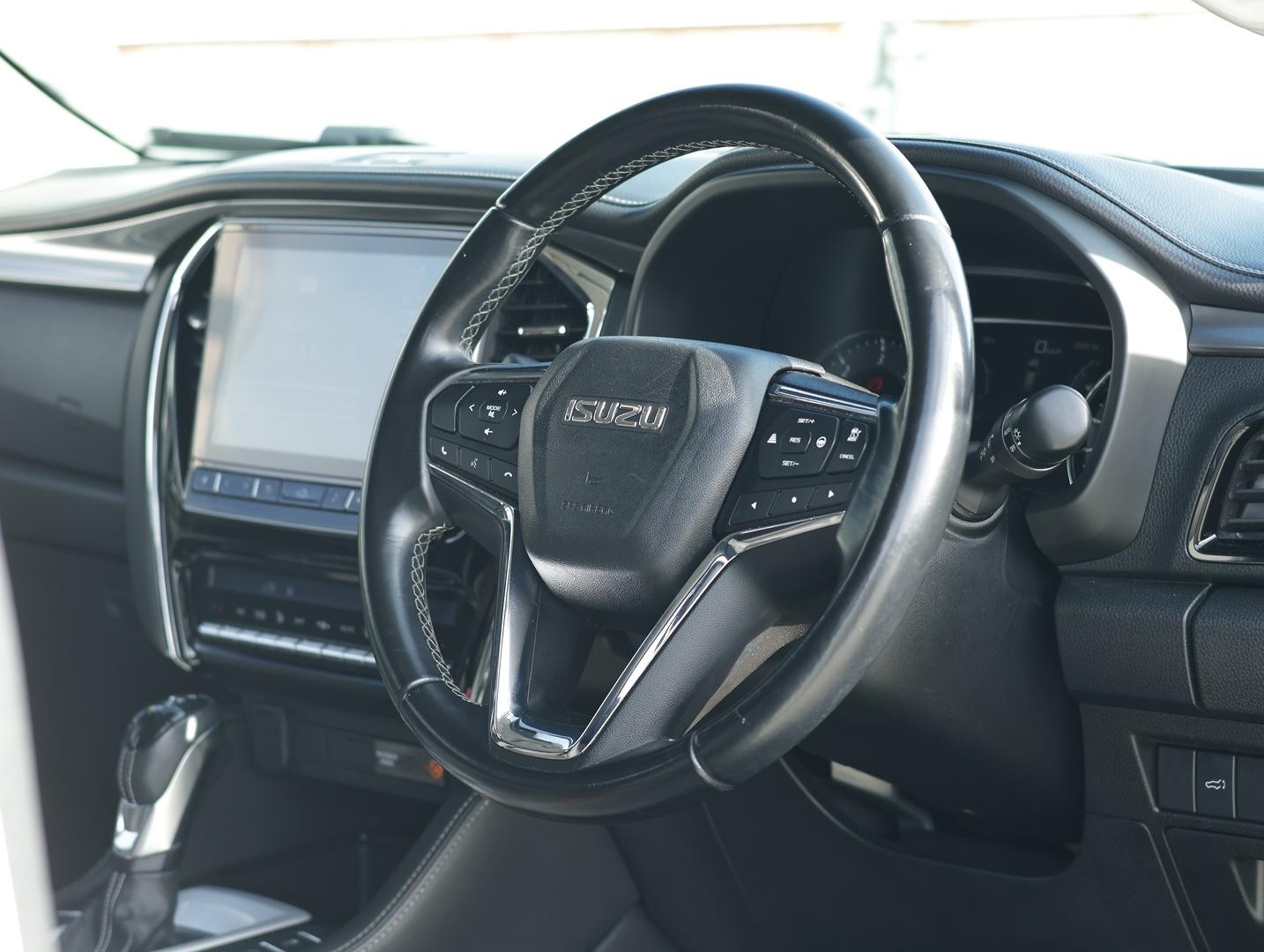 Isuzu Mu-x image 2