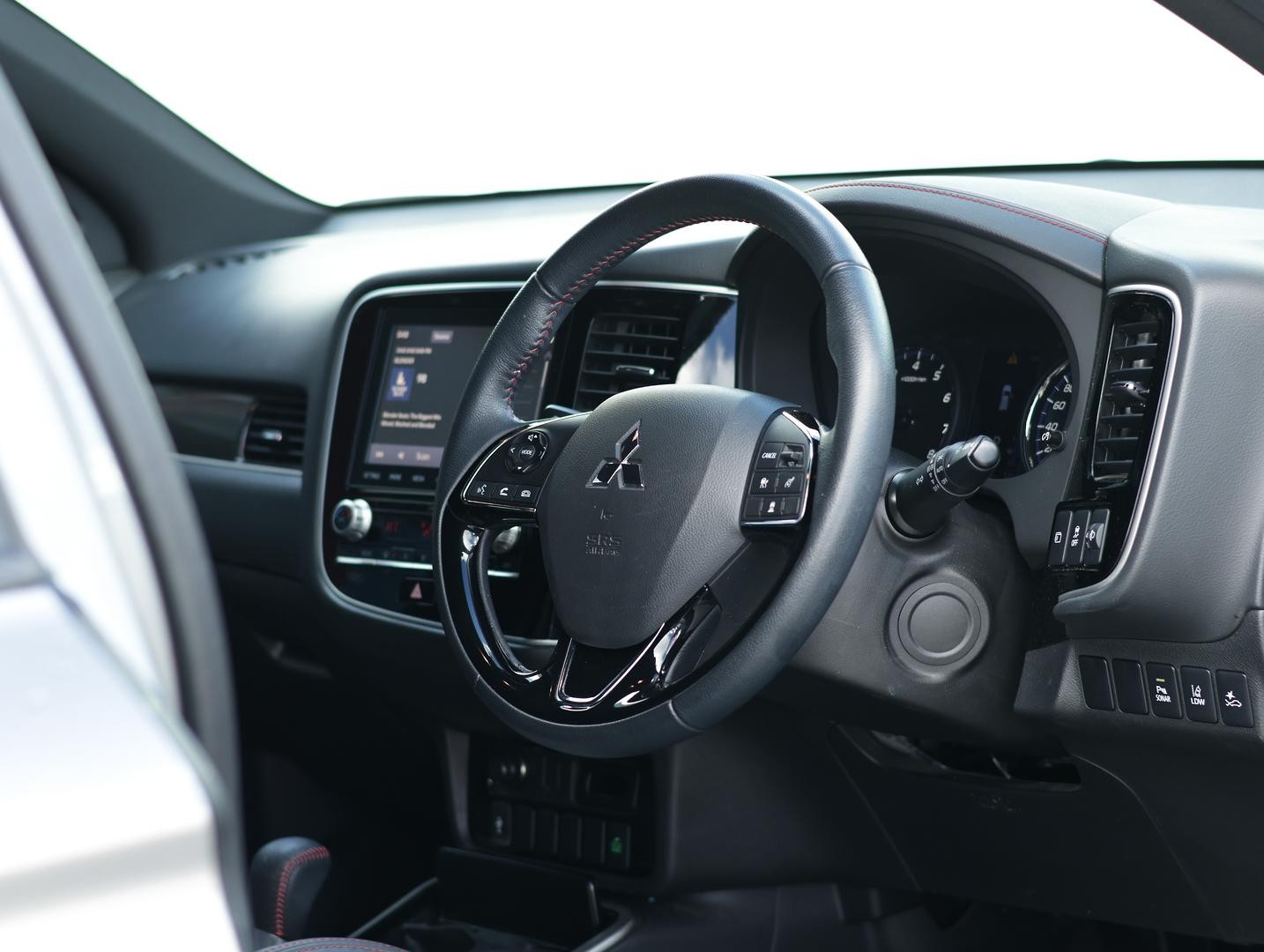 Mitsubishi Outlander image 2
