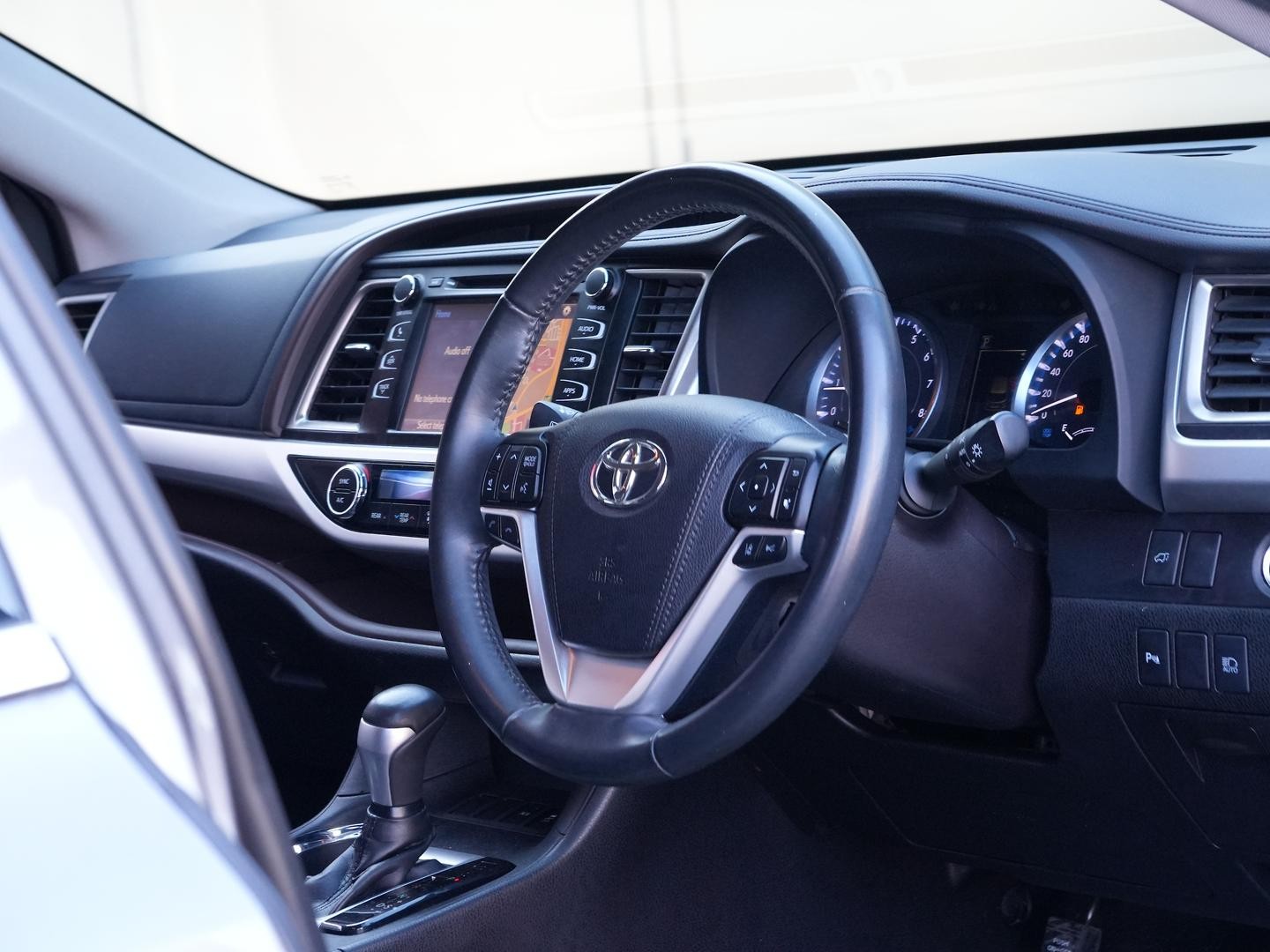 Toyota Kluger image 2