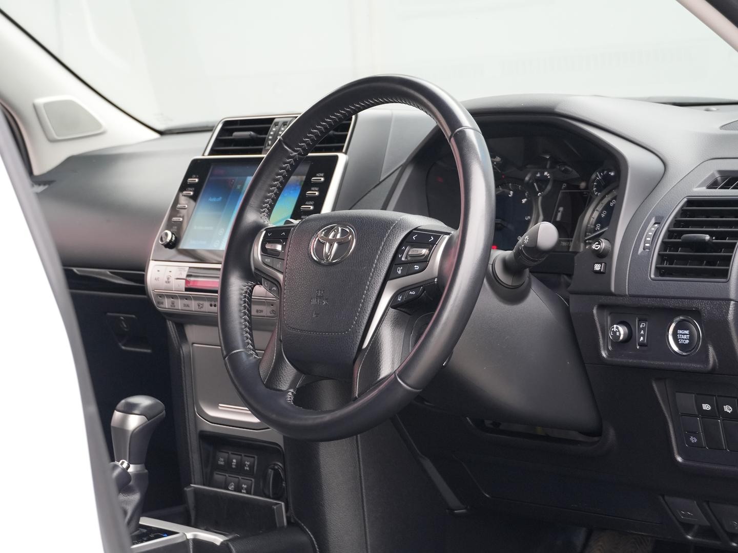 Toyota Landcruiser Prado image 2