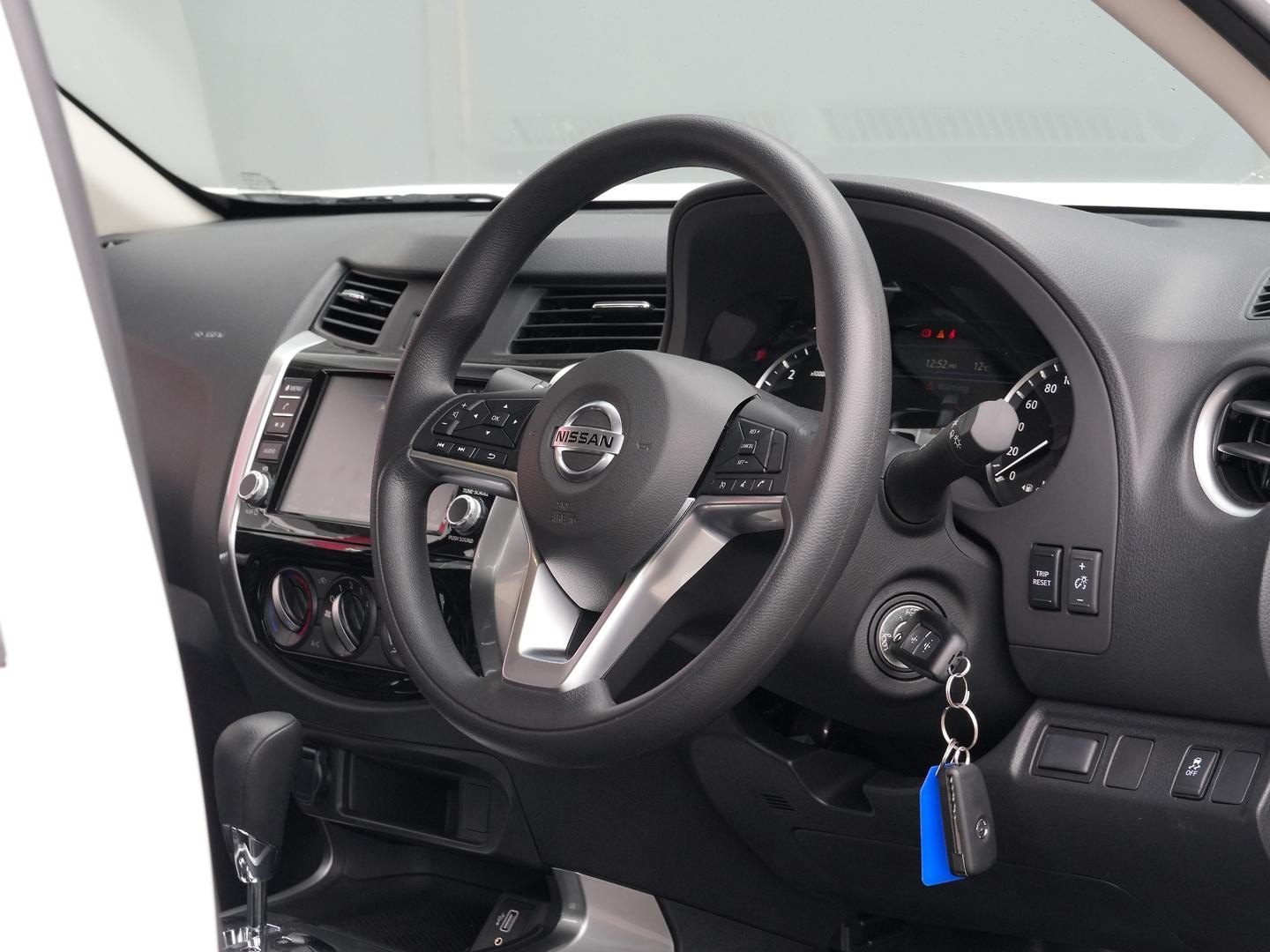 Nissan Navara image 2