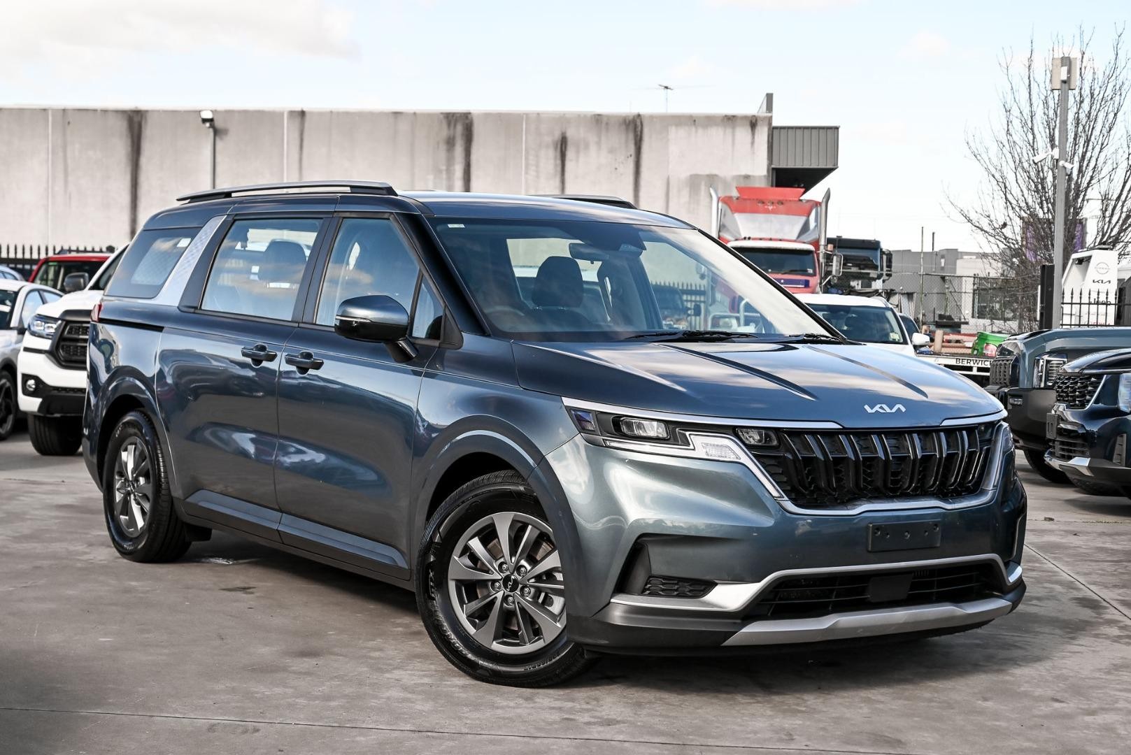 Kia Carnival image 1