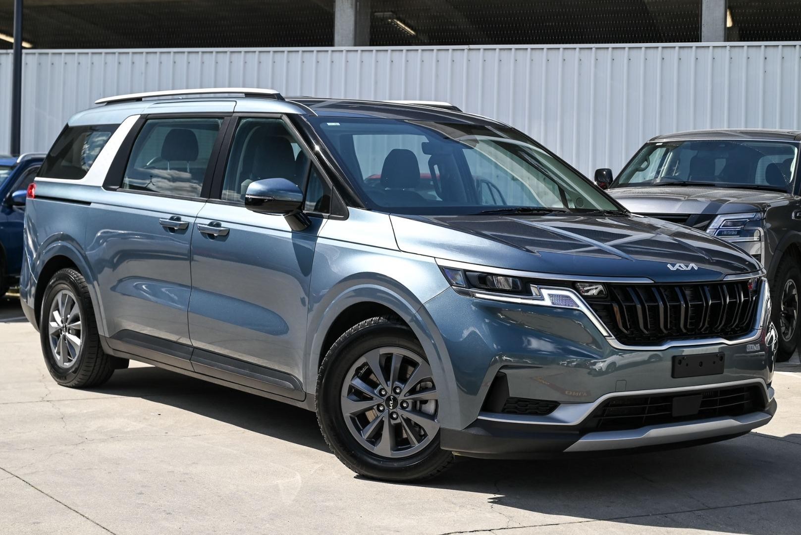 Kia Carnival image 1