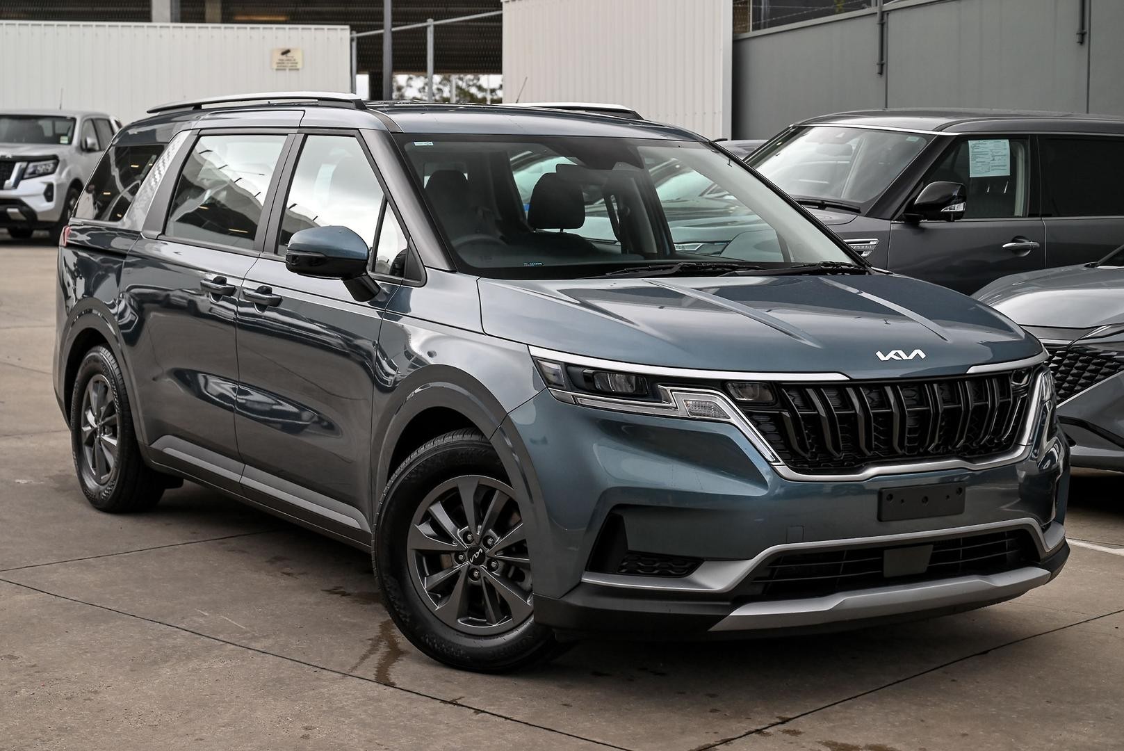 Kia Carnival image 1