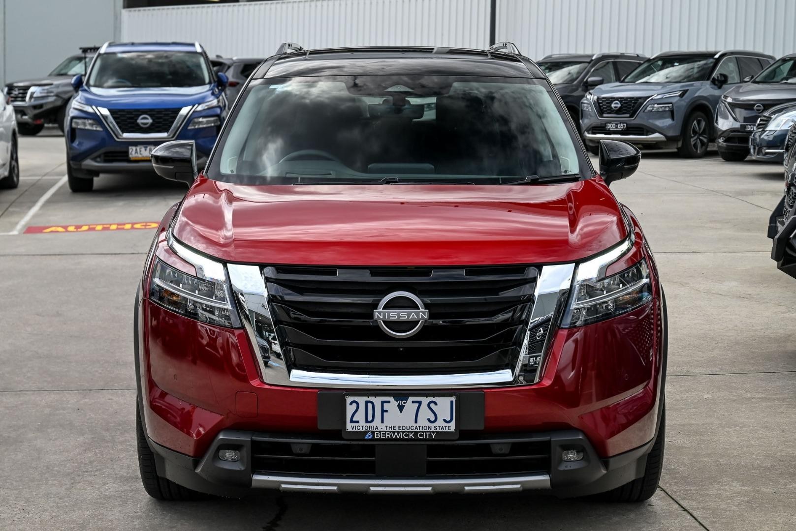 Nissan Pathfinder image 2