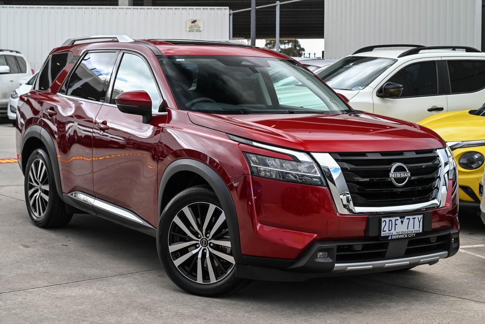 Nissan Pathfinder image 1