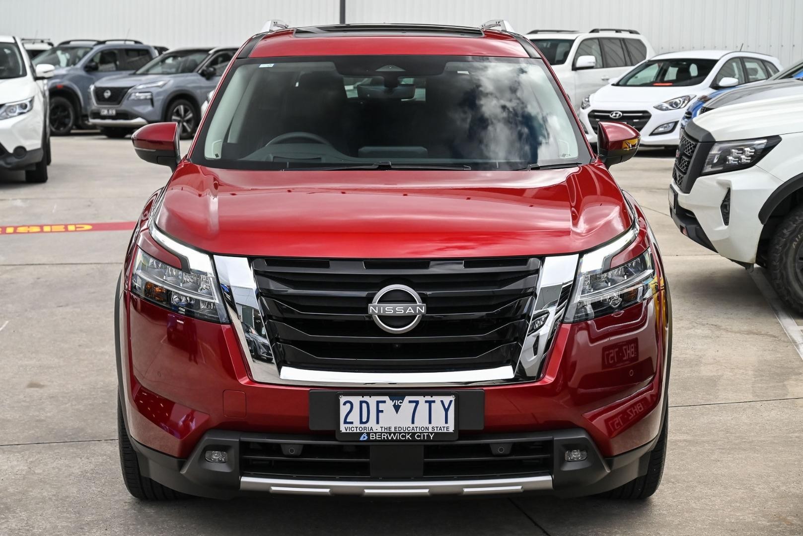 Nissan Pathfinder image 2