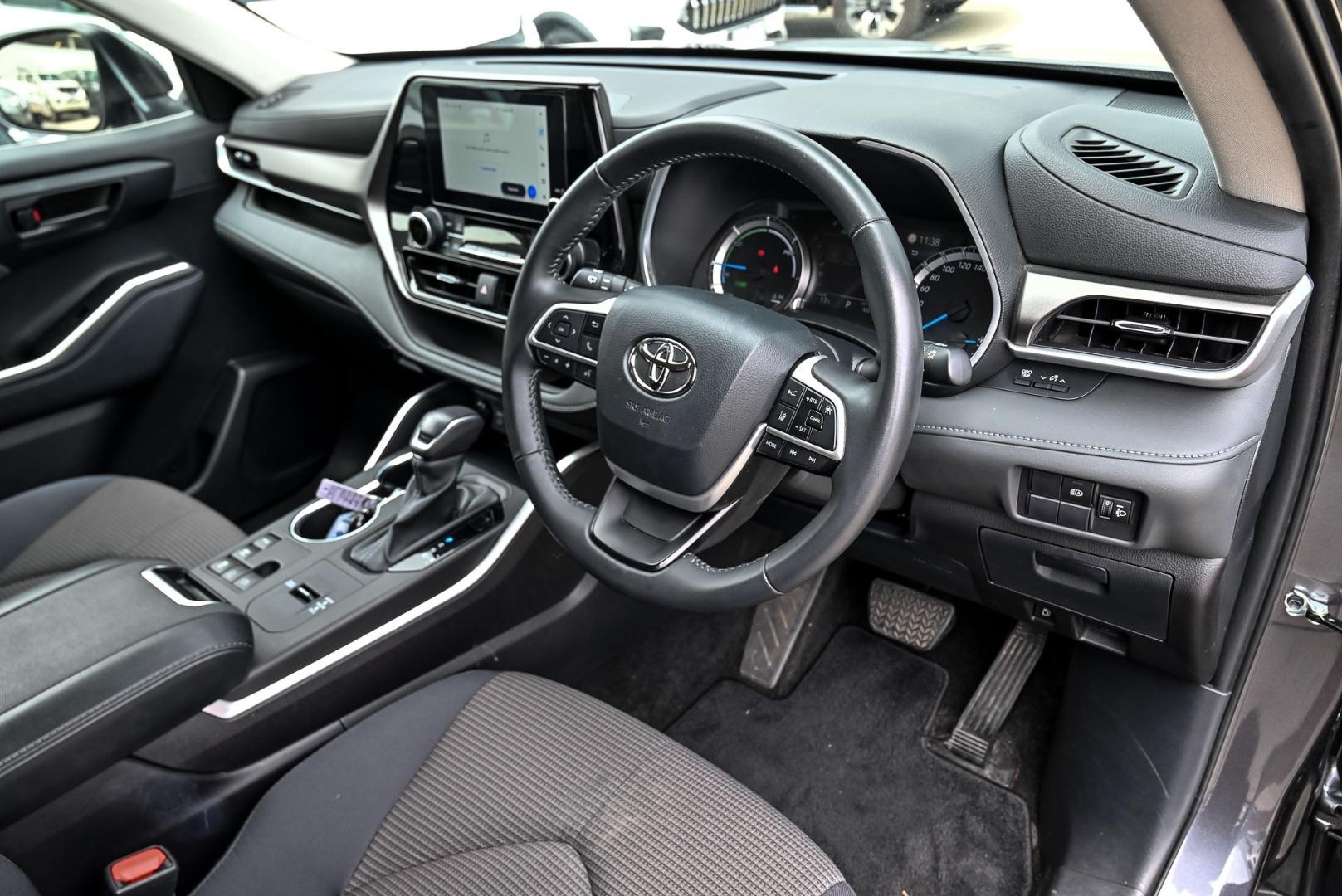 Toyota Kluger image 4