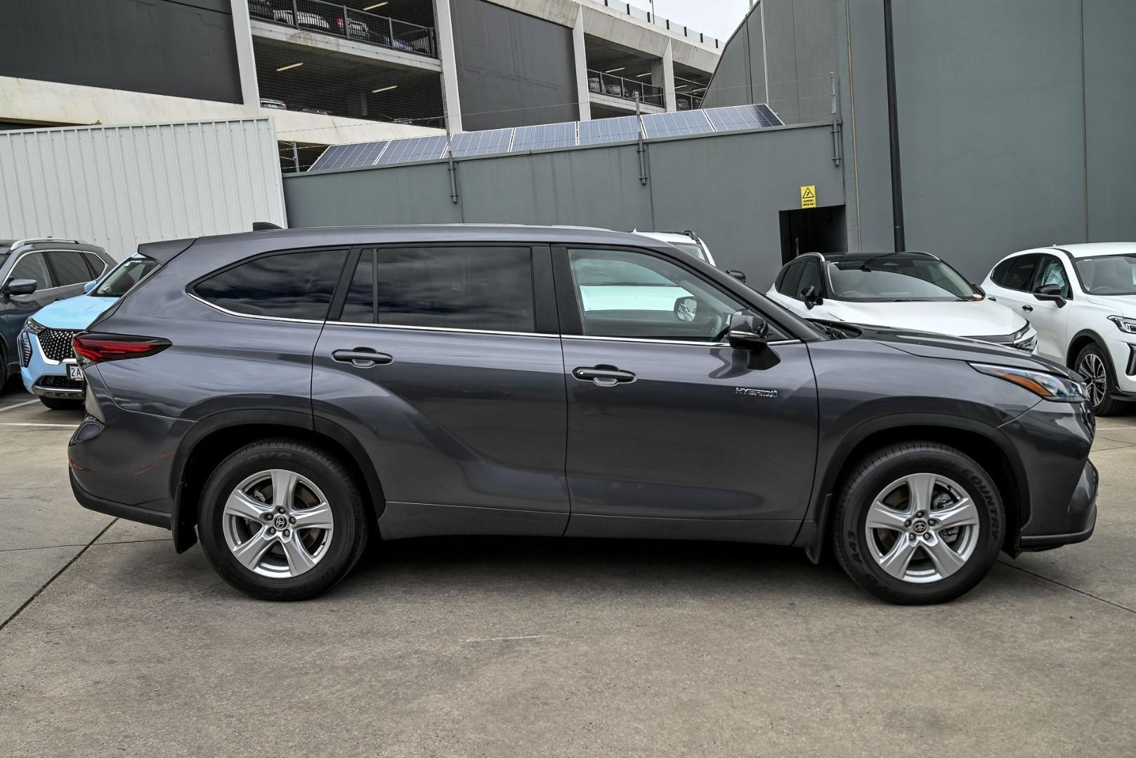 Toyota Kluger image 3