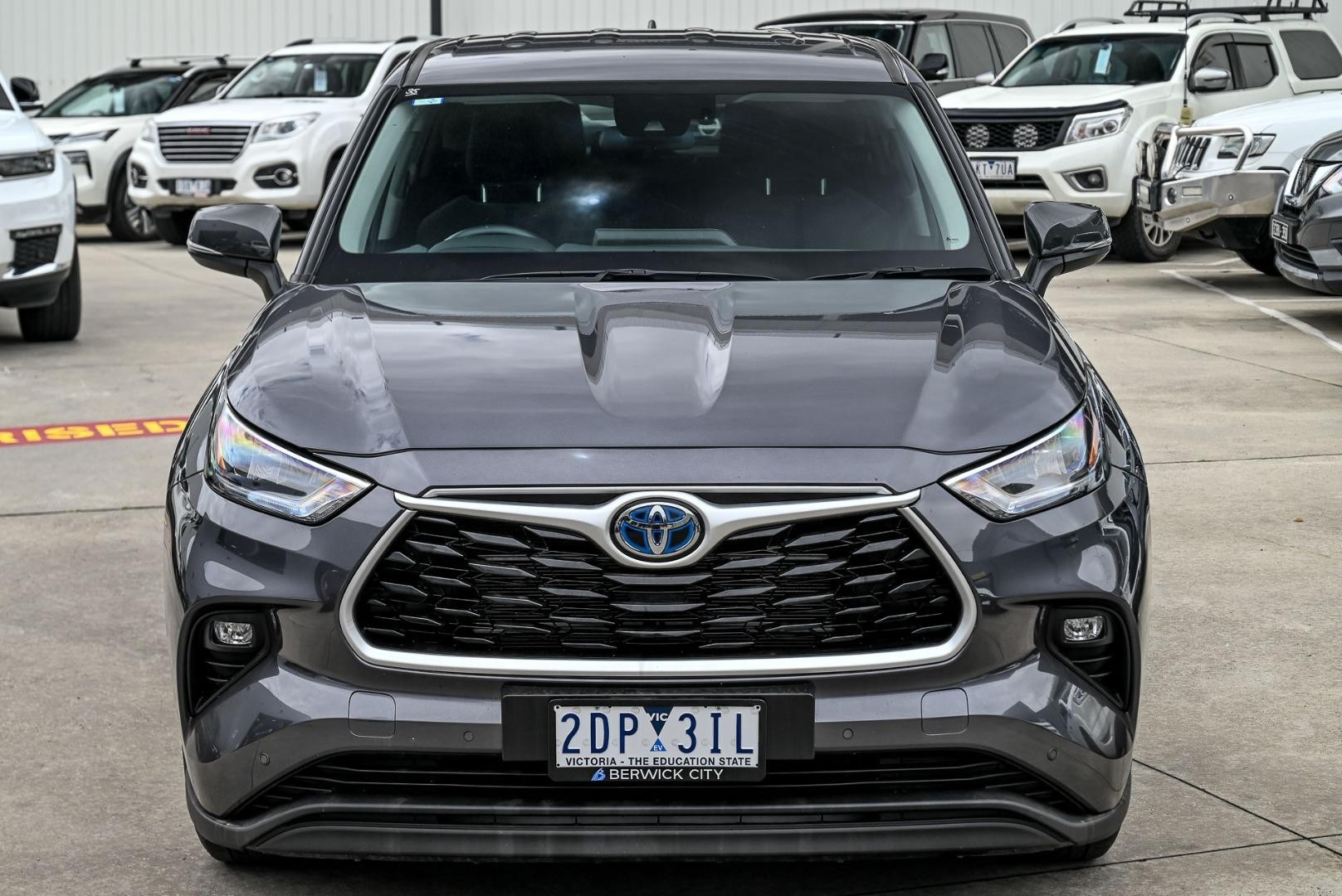 Toyota Kluger image 2