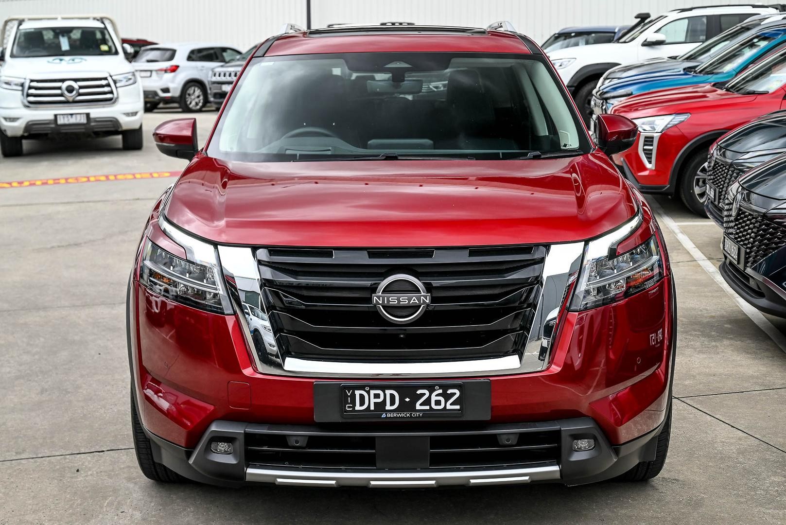 Nissan Pathfinder image 2