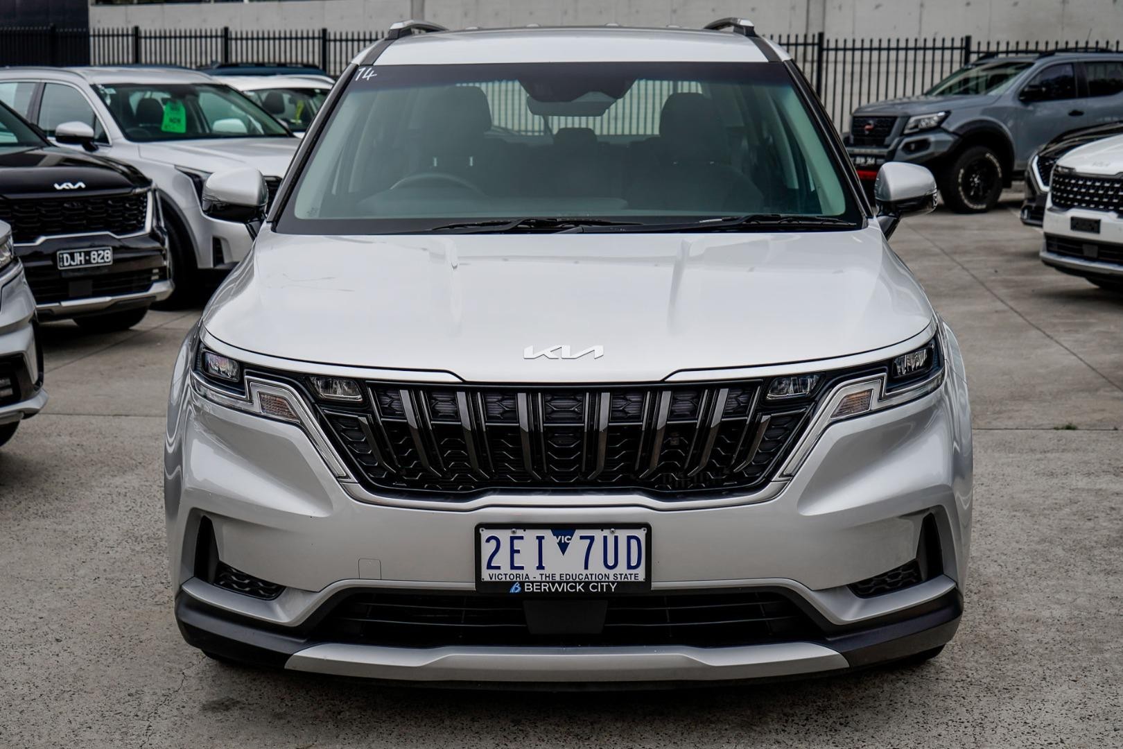 Kia Carnival image 2