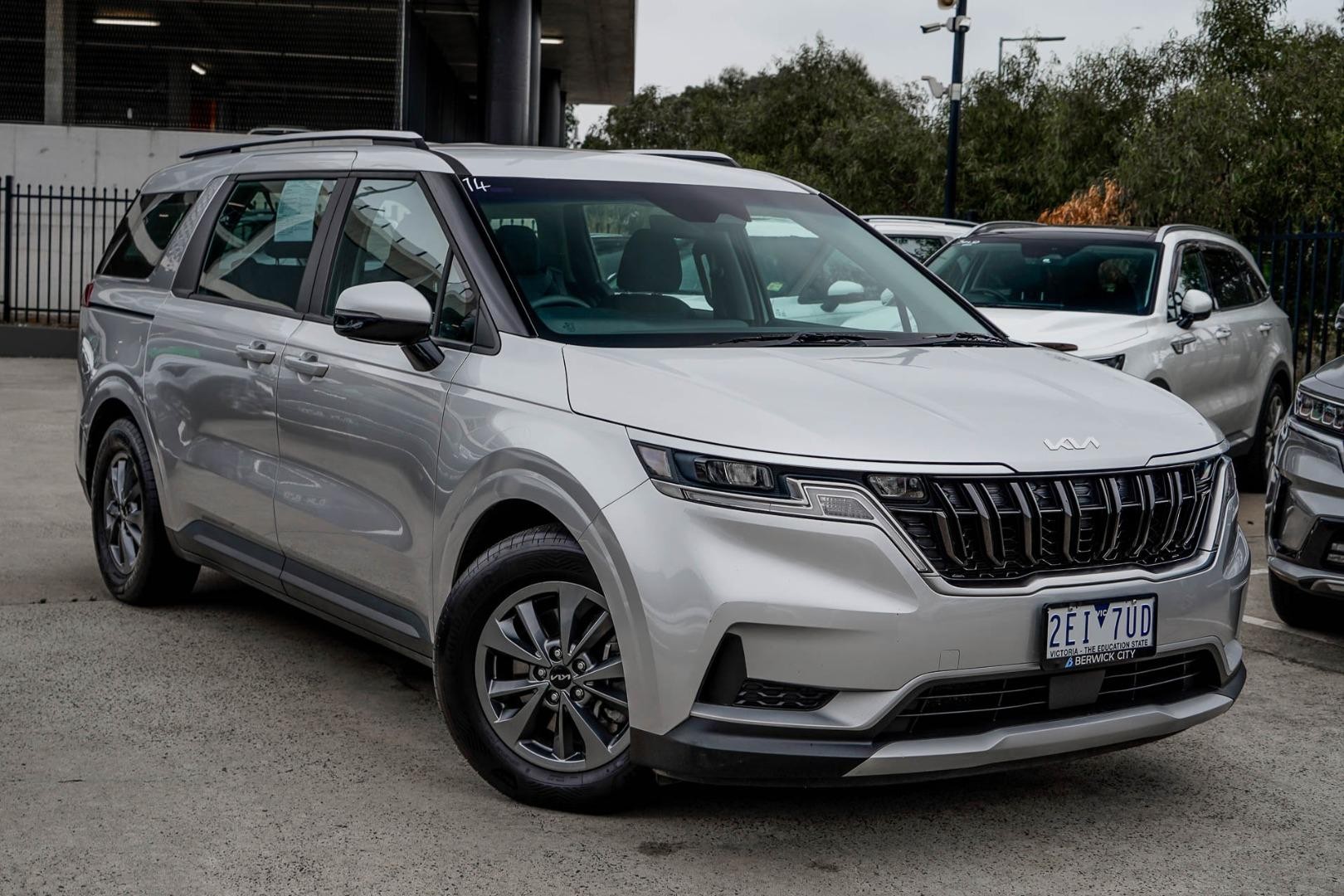 Kia Carnival image 1