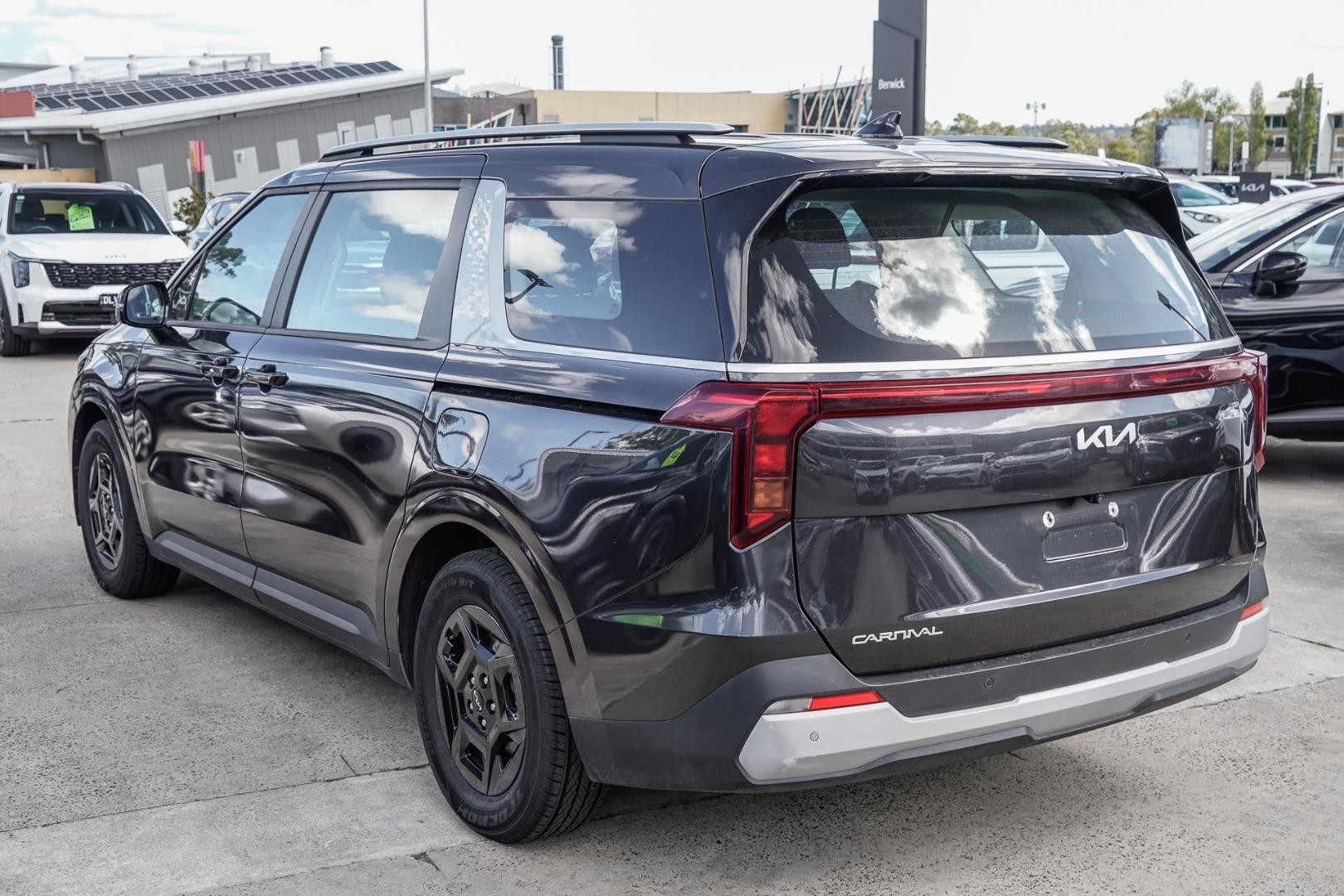 Kia Carnival image 4