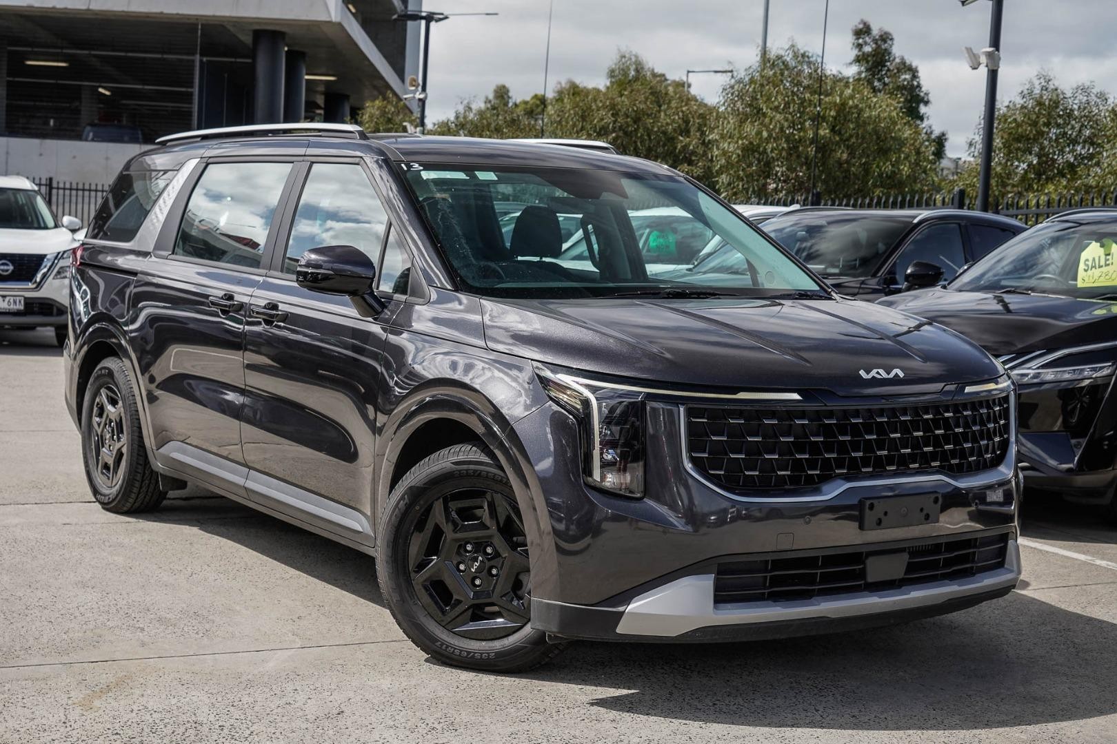 Kia Carnival image 1