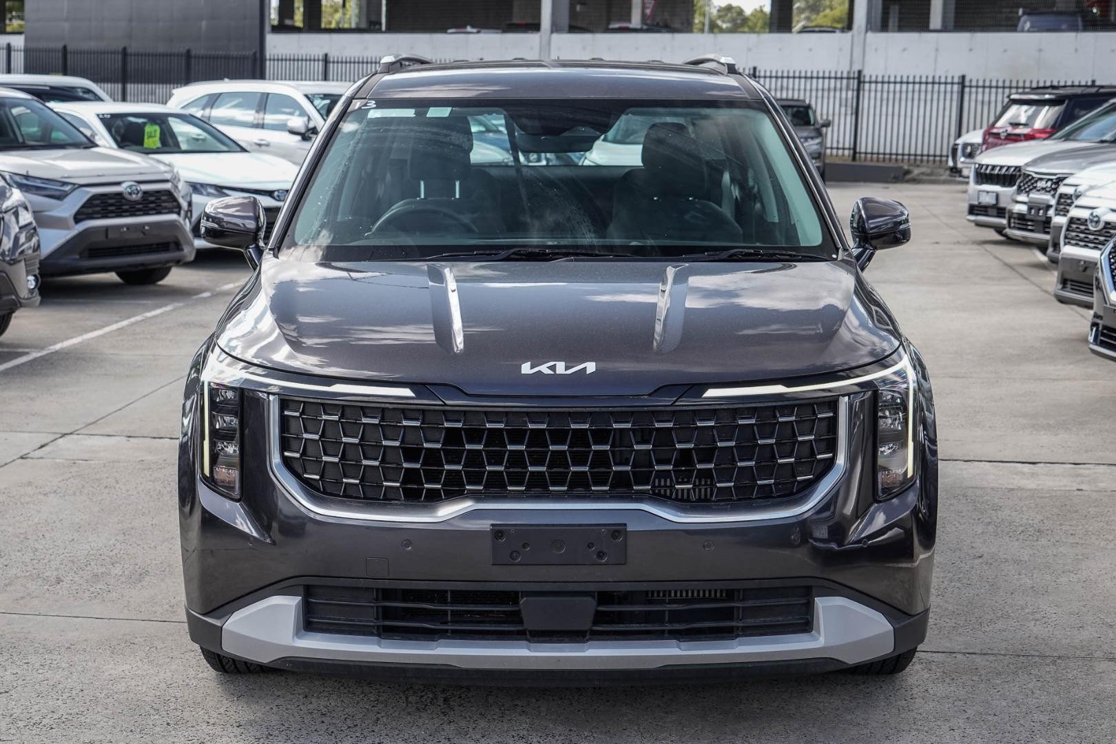 Kia Carnival image 2