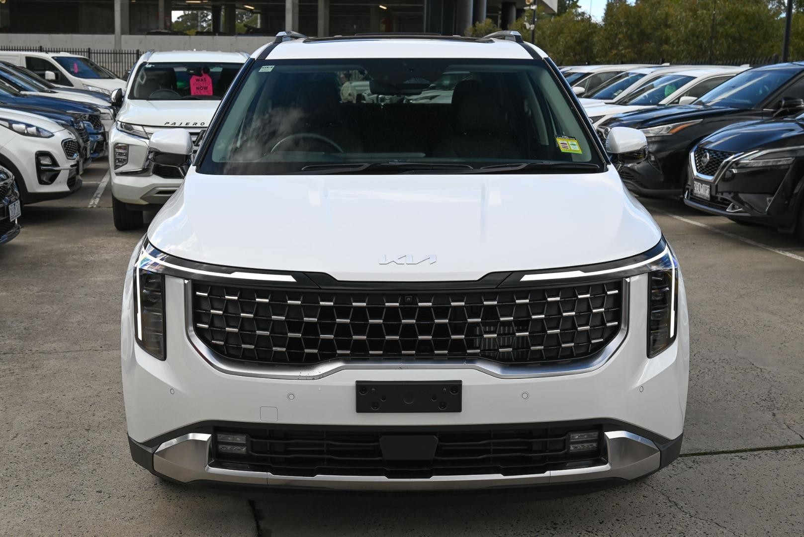 Kia Carnival image 2