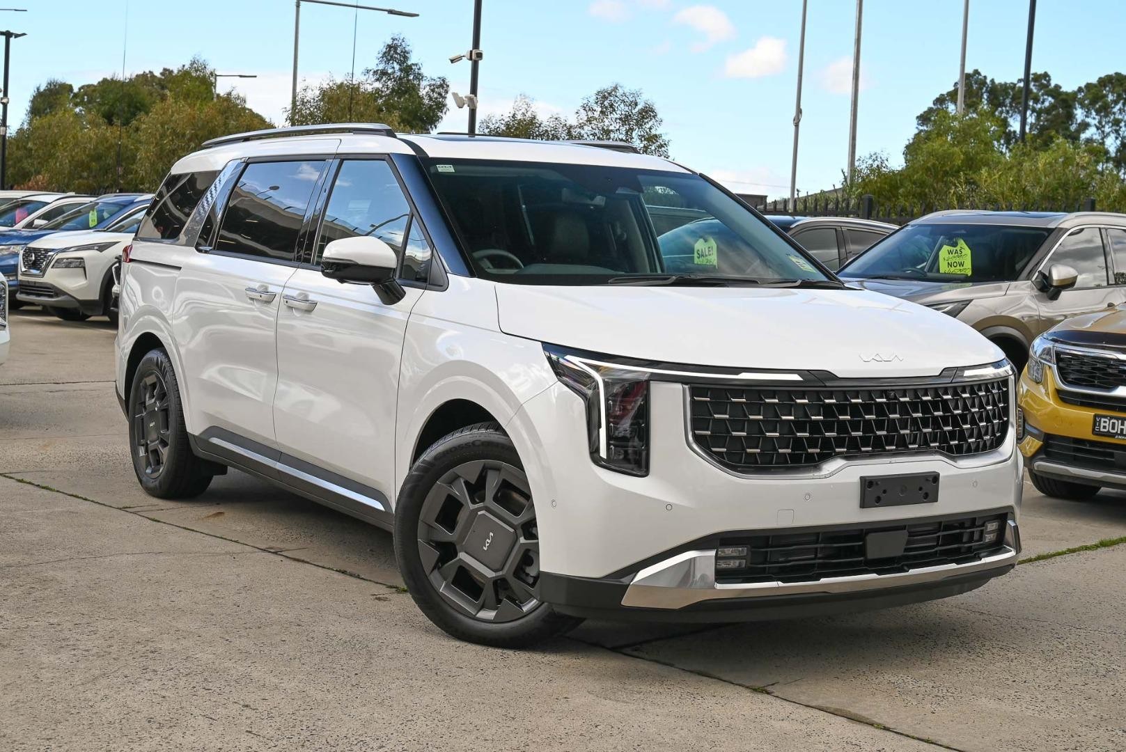 Kia Carnival image 1