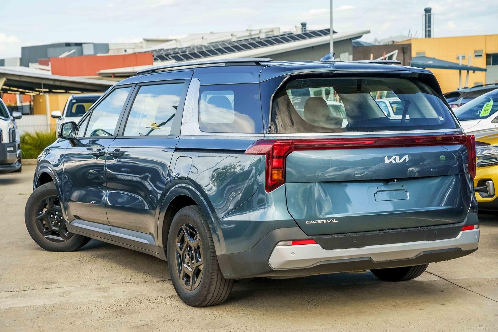 Kia Carnival image 2