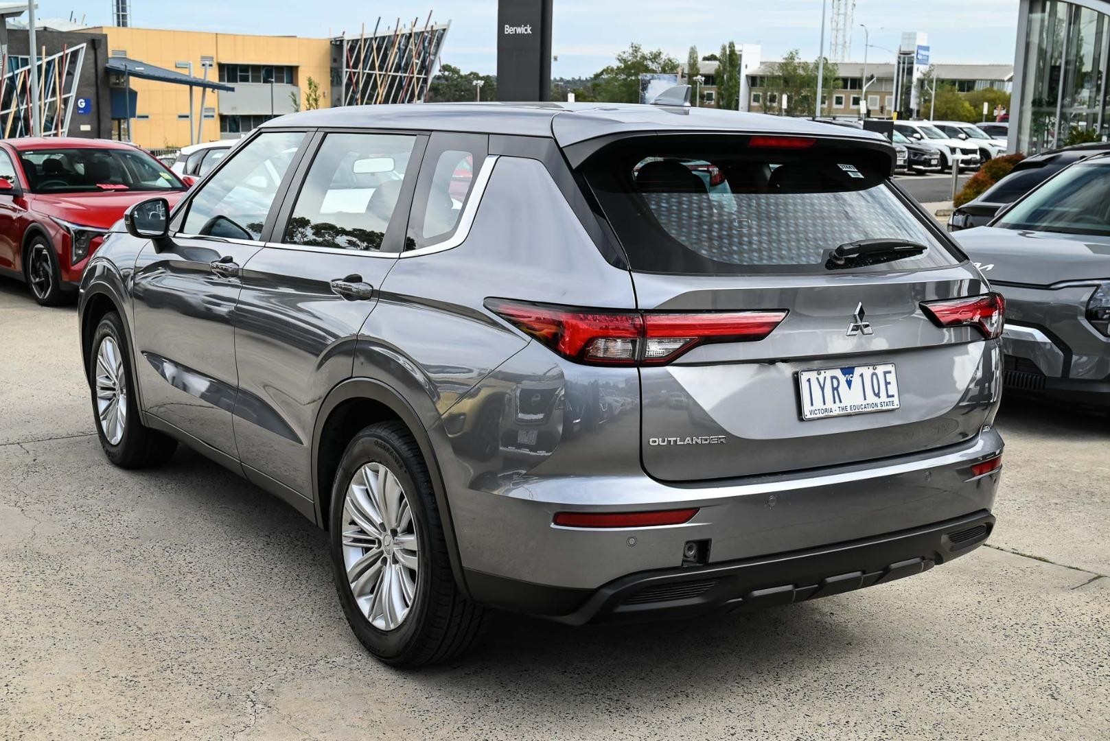 Mitsubishi Outlander image 3