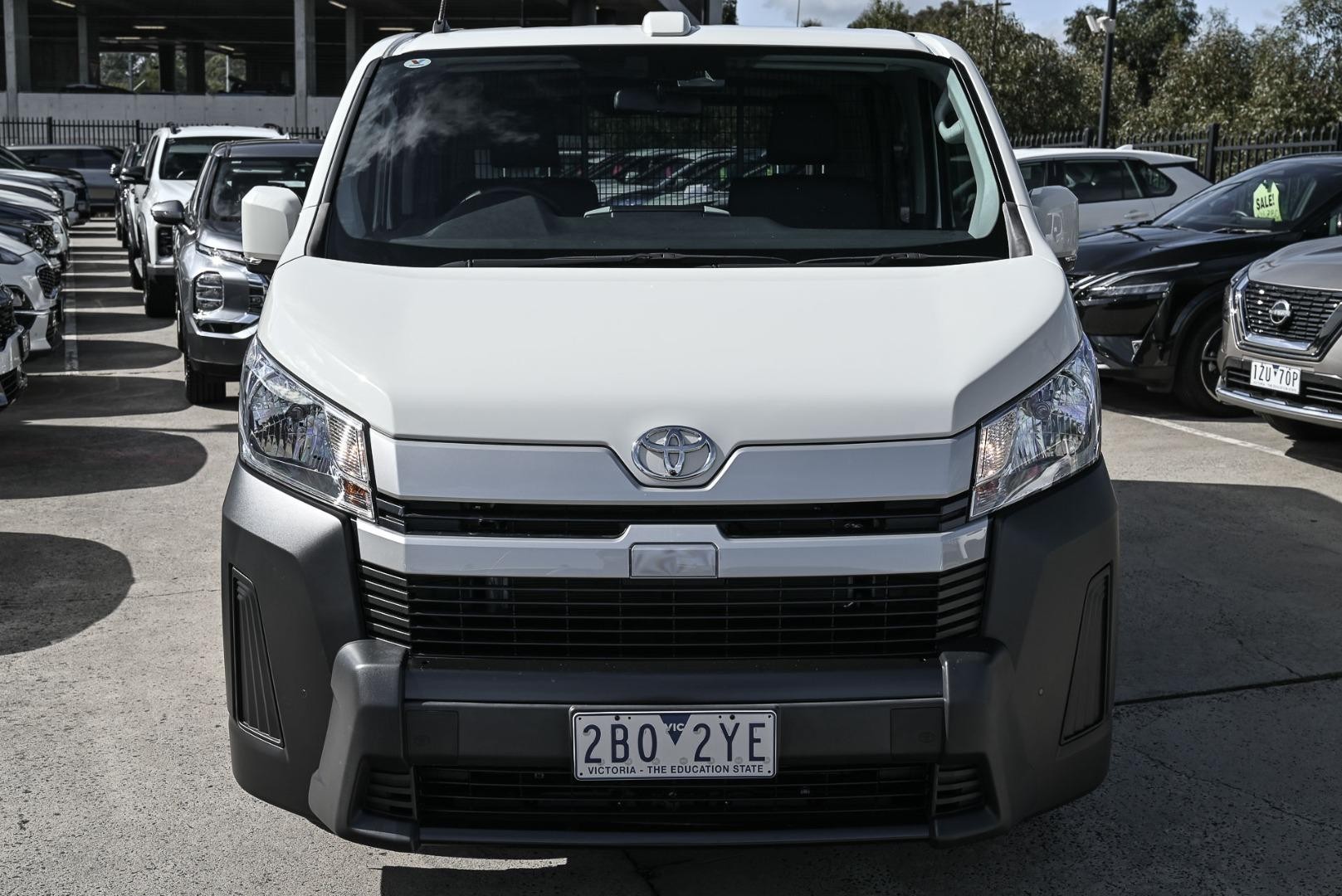 Toyota Hiace image 2