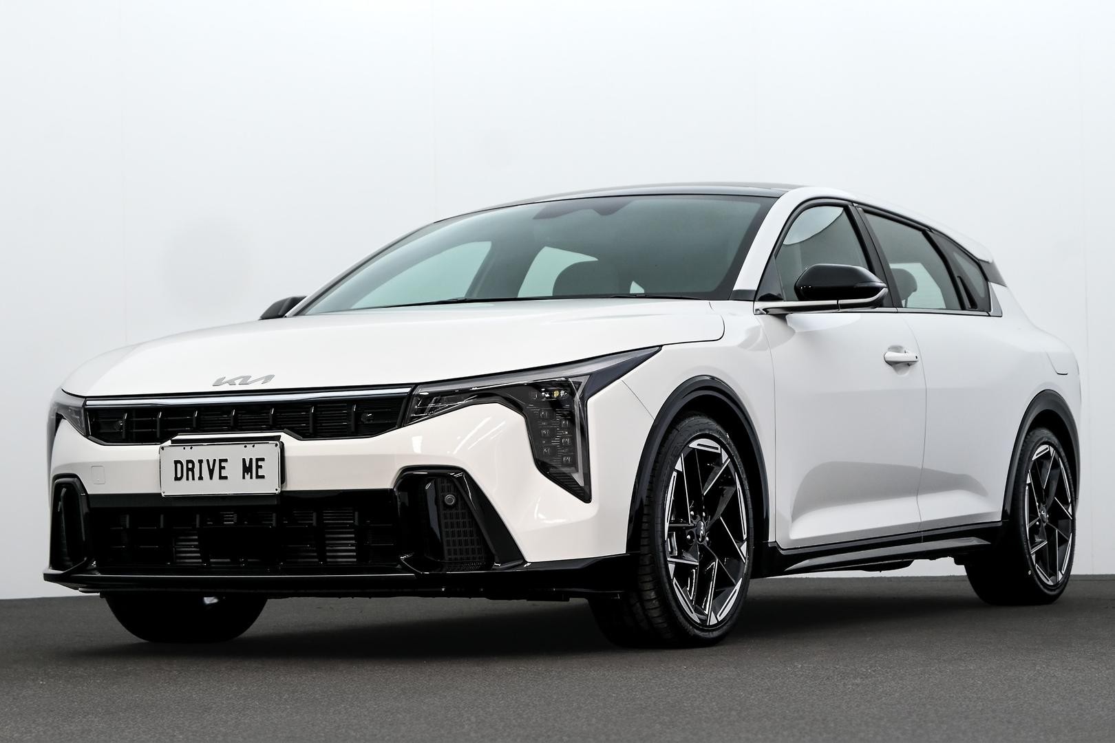 Kia K4 image 1