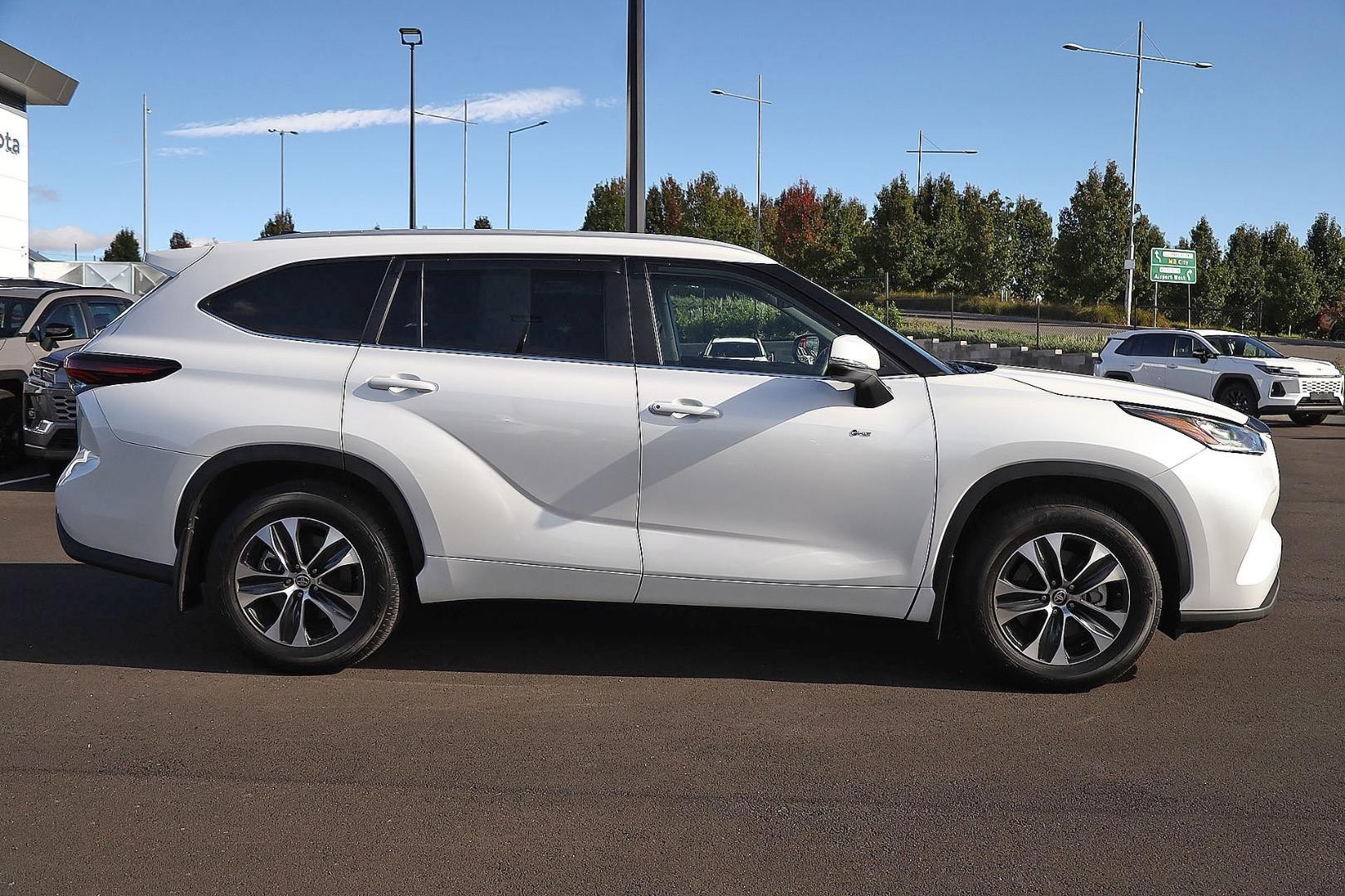Toyota Kluger image 4