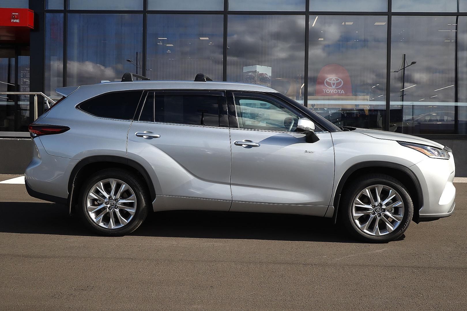 Toyota Kluger image 4