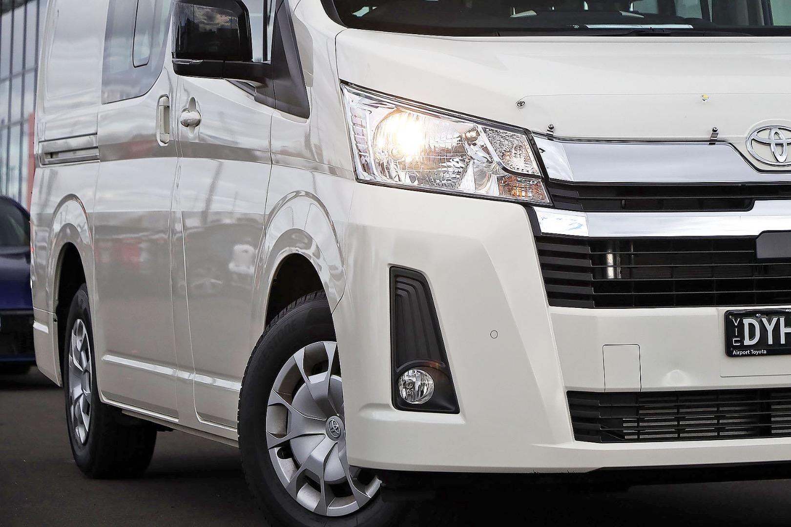 Toyota Hiace image 2