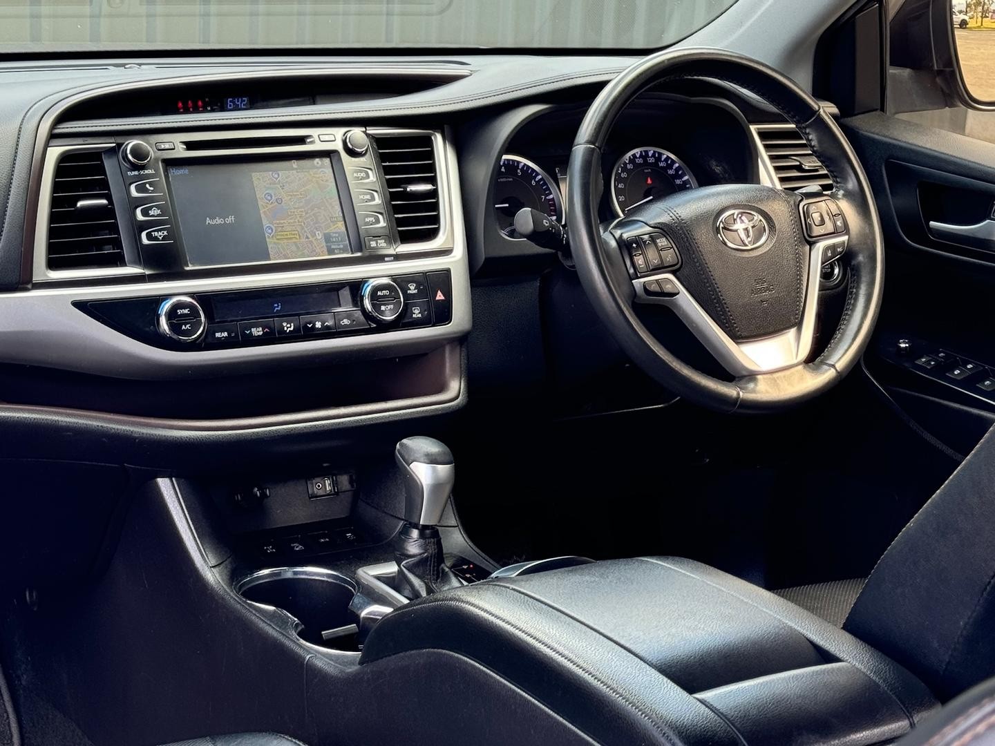 Toyota Kluger image 2