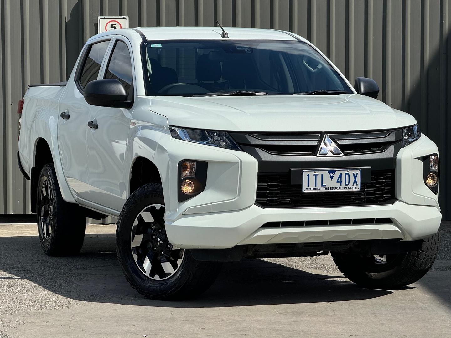 Mitsubishi Triton image 1