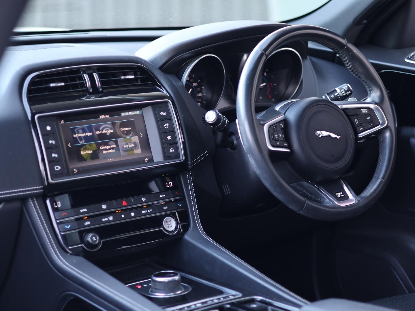 Jaguar F-pace image 4