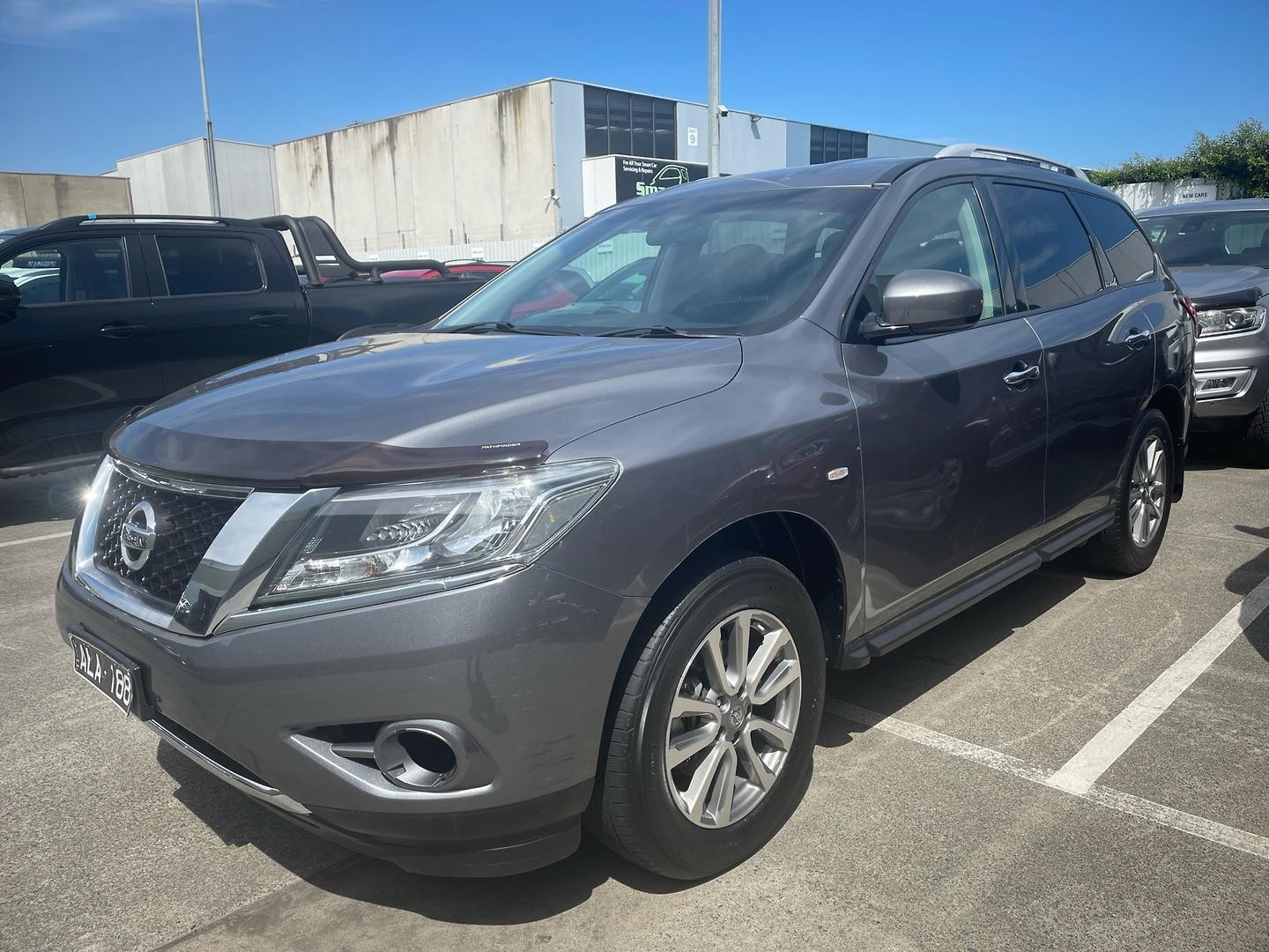 Nissan Pathfinder image 1