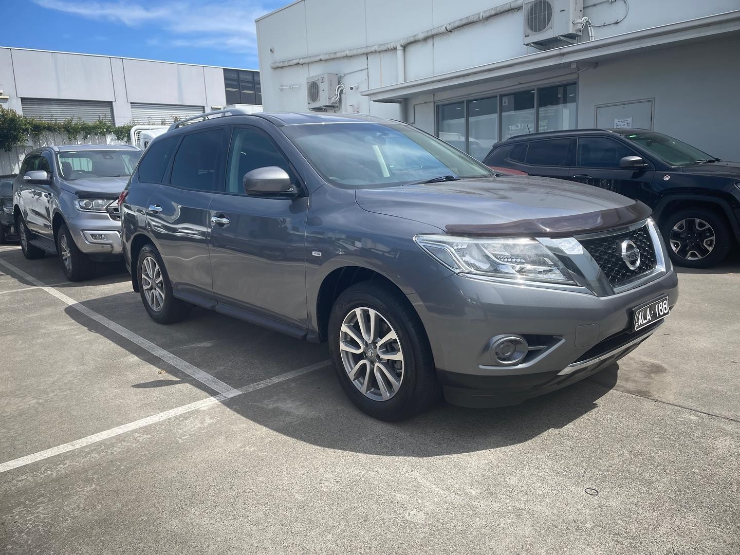 Nissan Pathfinder image 2