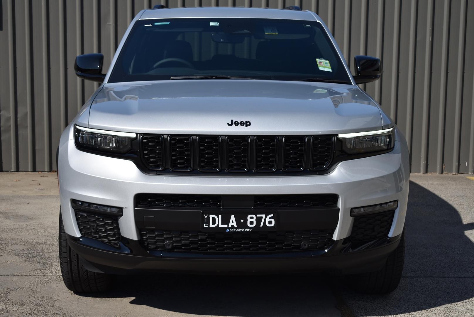 Jeep Grand Cherokee image 2