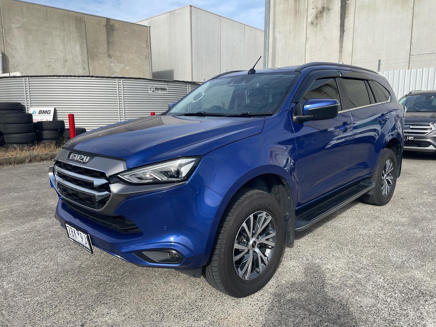 Isuzu Mu-x image 1