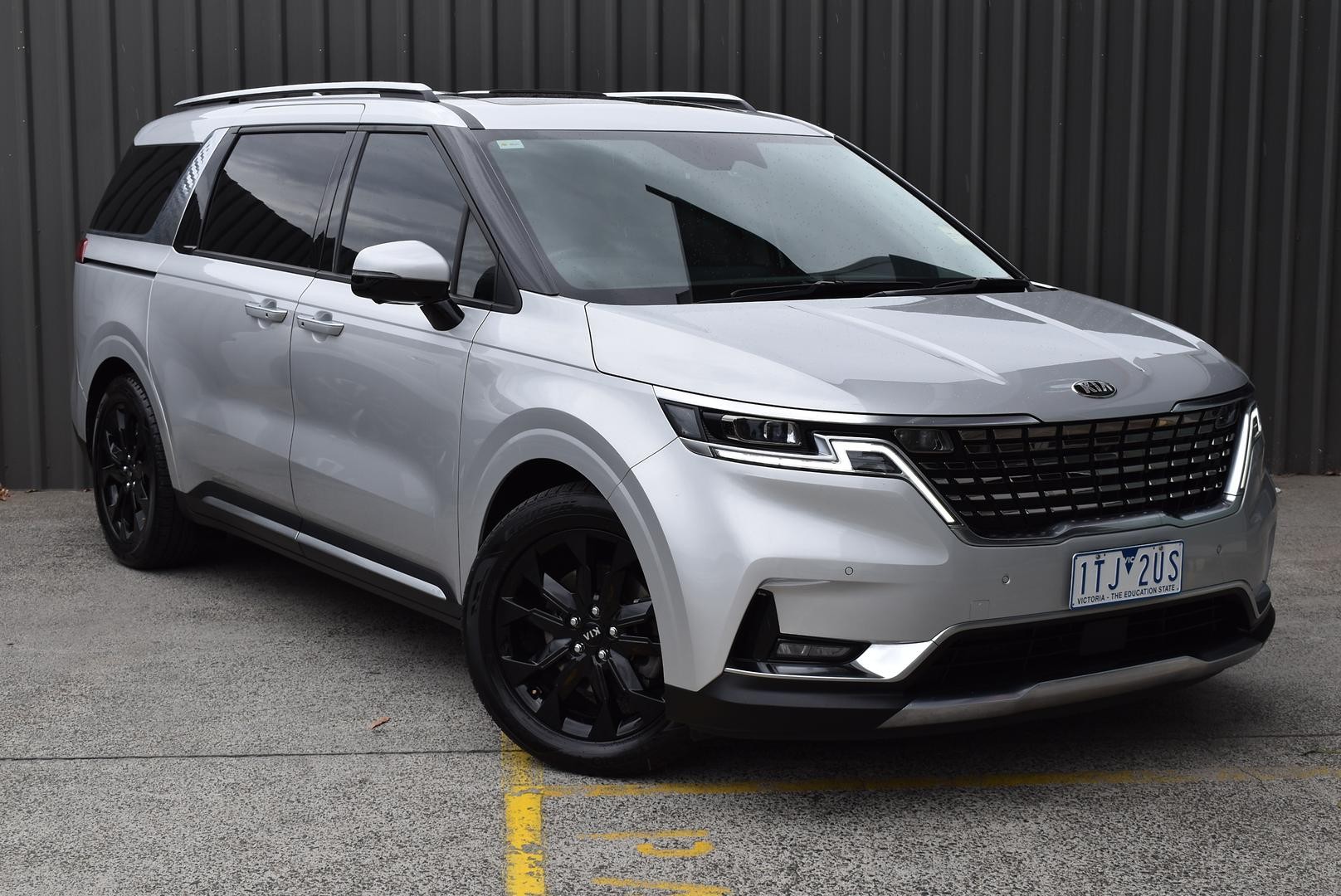 Kia Carnival image 1