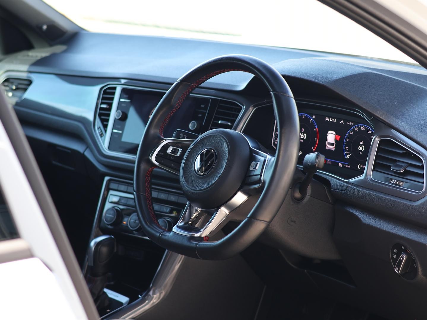 Volkswagen T-roc image 2