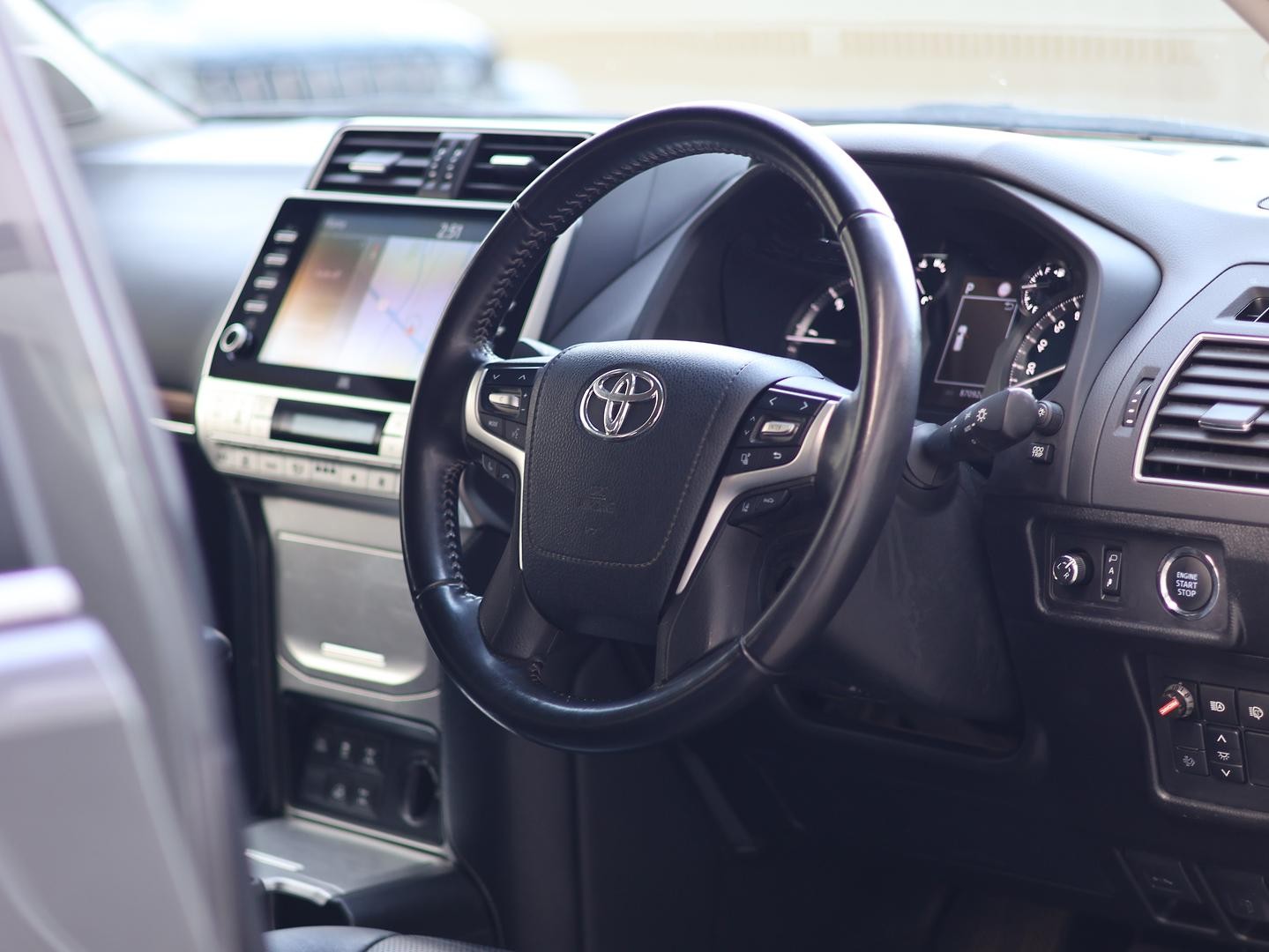 Toyota Landcruiser Prado image 2